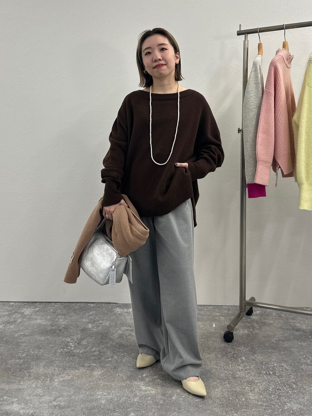 「きれいめカジュアル、キレイめカジュアル、ノーカラーコート、コート、ウールコート、冬コーデ、アウター、低身長、低身長コーデ、低身長女子、骨格ストレート、パンツスタイル、ワイドパンツ、お出かけコーデ、おでかけコーデ」｜「NOLLEY’Sのウールカシミヤボートネックプルオーバーニット（ニット/セーター、ブラウン系）」を使った、Akari Yasuiさん（レディース・145cm）の秋コーディネートの5枚目の写真