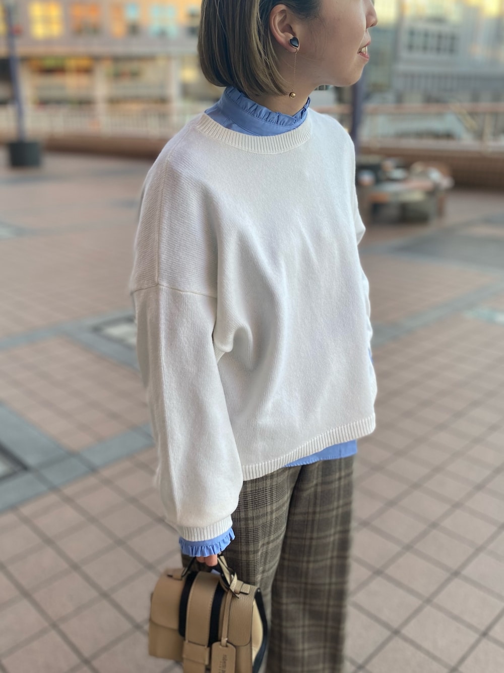 ブルー系のその他アウター、ホワイト系のニット/セーター、ブルー系のシャツ/ブラウスを着用したレディースの冬コーディネートの6枚目の写真