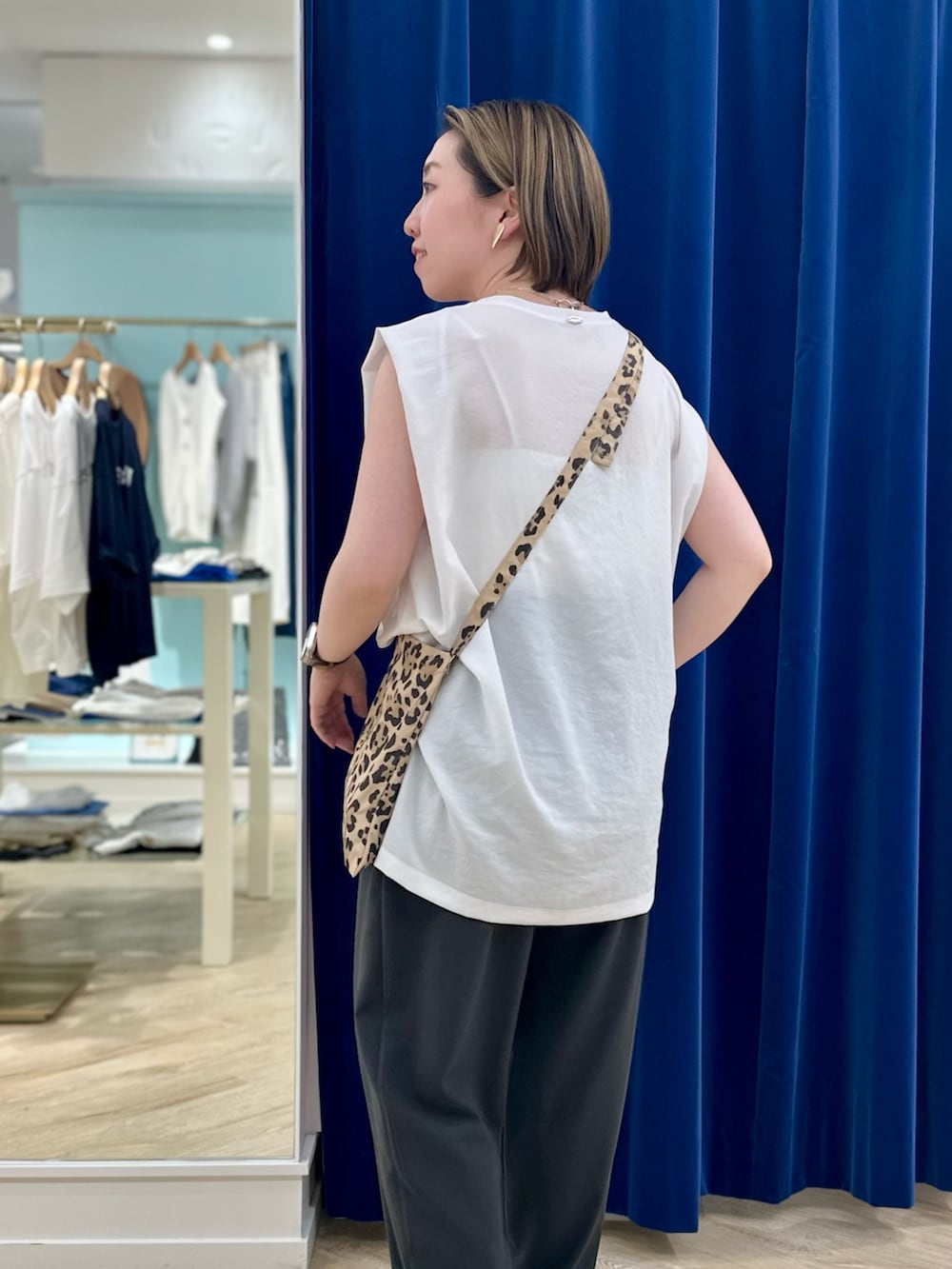 グレー系のその他パンツ、その他のエコバッグ/サブバッグ、ホワイト系のシャツ/ブラウスを着用したレディースの夏コーディネートの7枚目の写真