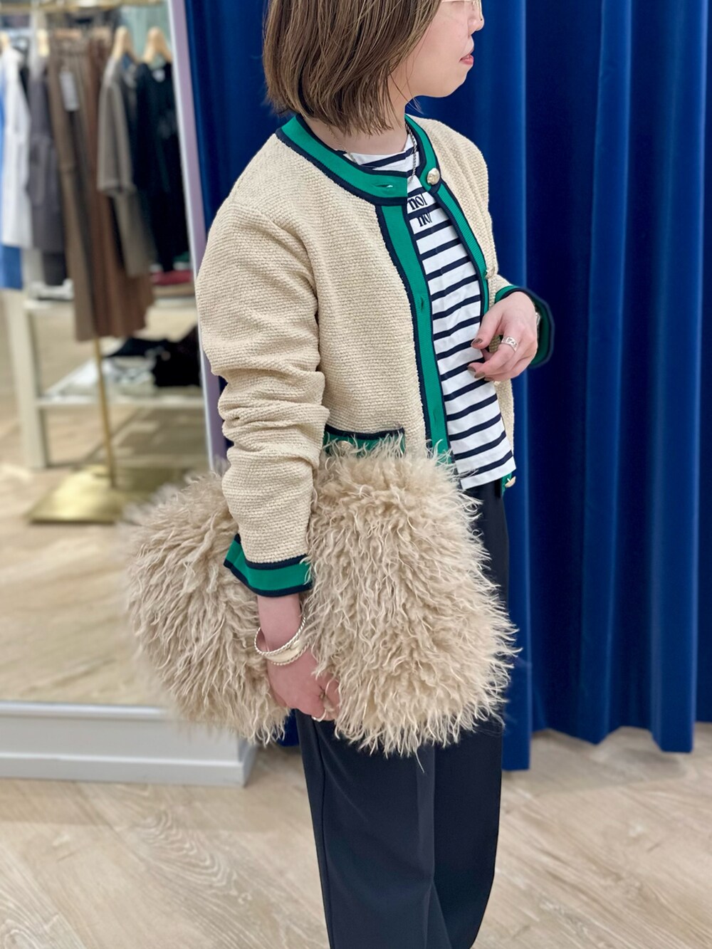 ホワイト系のカーディガン/ボレロ、ホワイト系のTシャツ/カットソー、ブルー系のその他パンツを着用したレディースの秋コーディネートの6枚目の写真