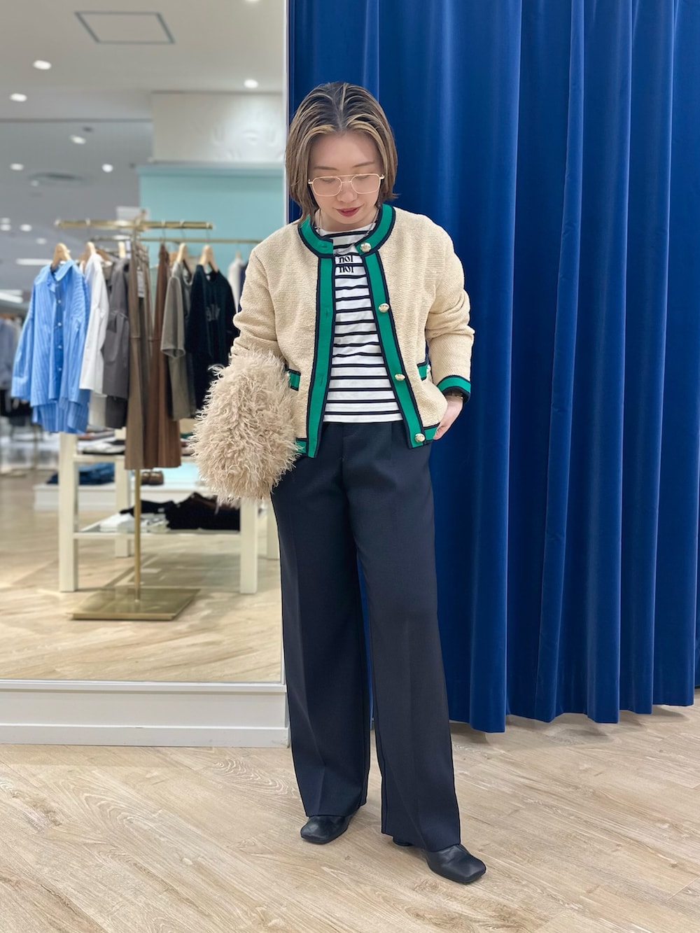 ホワイト系のカーディガン/ボレロ、ホワイト系のTシャツ/カットソー、ブルー系のその他パンツを着用したレディースの秋コーディネートの7枚目の写真