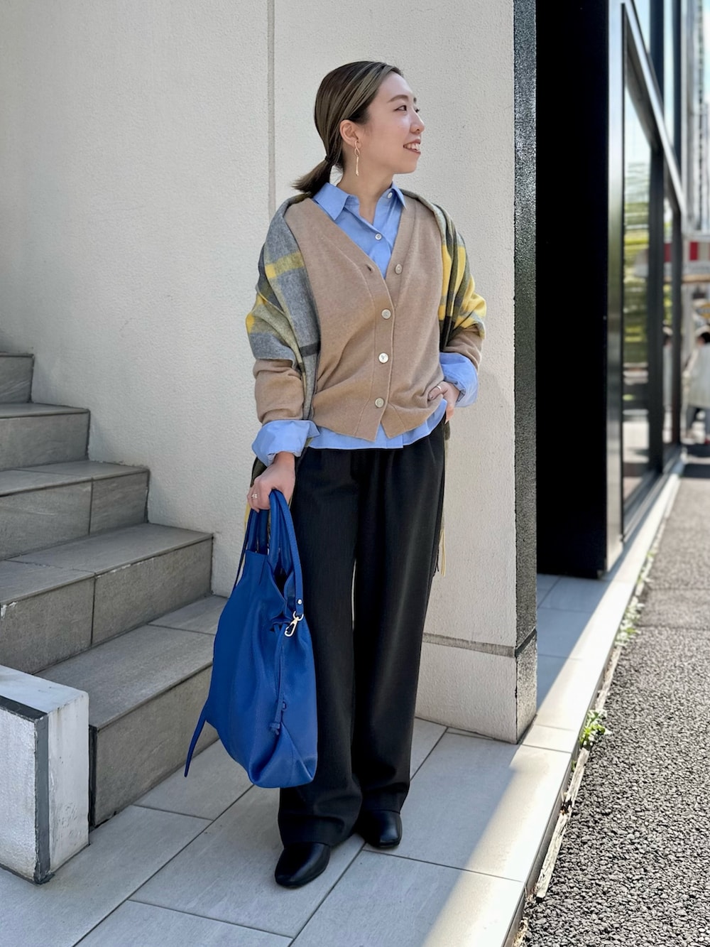 ブルー系のシャツ/ブラウス、ベージュ系のカーディガン/ボレロ、ホワイト系のその他アウターを着用したレディースの秋コーディネートの6枚目の写真