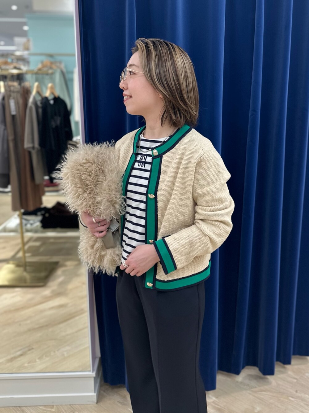 ホワイト系のカーディガン/ボレロ、ホワイト系のTシャツ/カットソー、ブルー系のその他パンツを着用したレディースの秋コーディネートの8枚目の写真