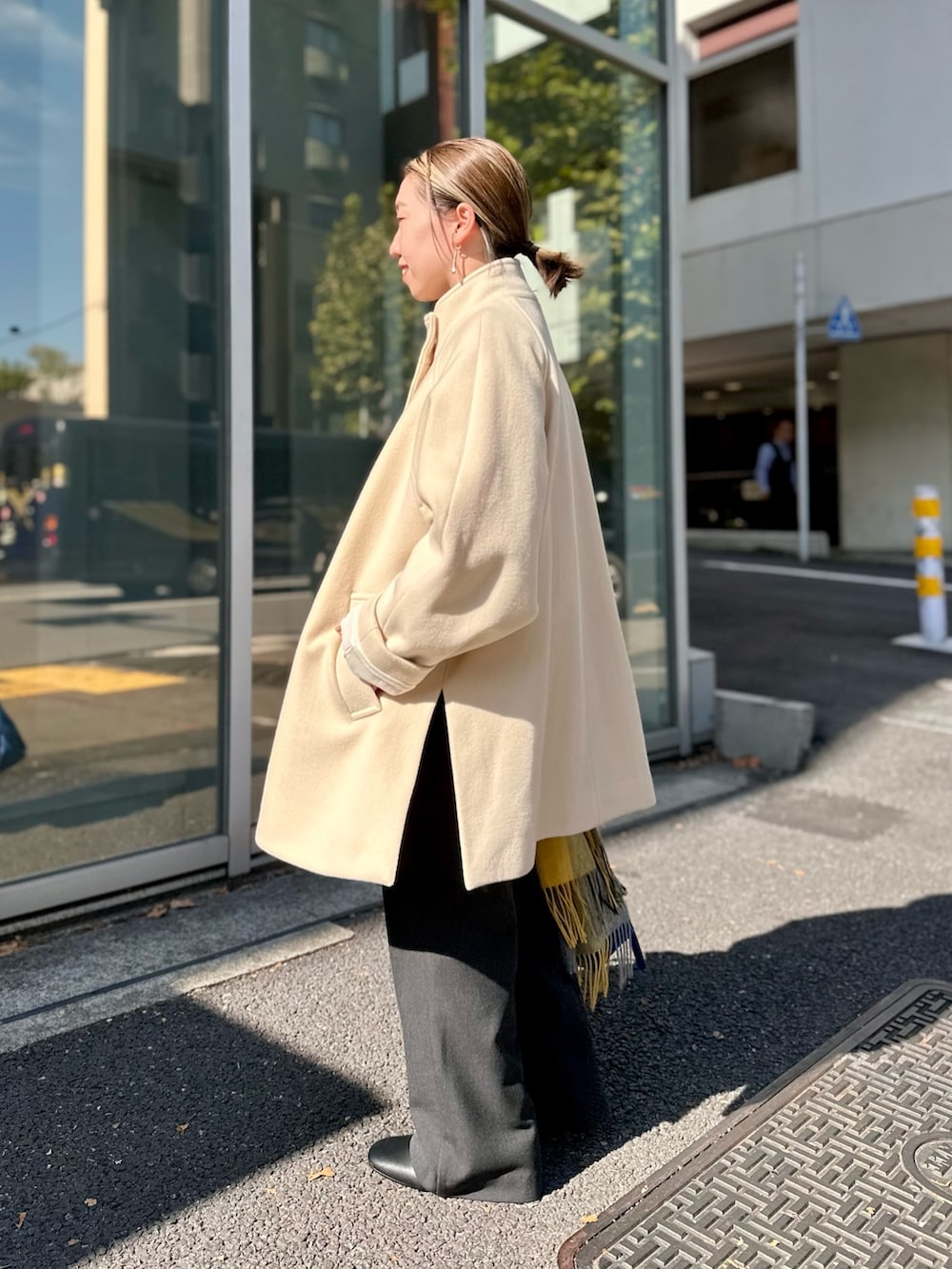 ブルー系のシャツ/ブラウス、ベージュ系のカーディガン/ボレロ、ホワイト系のその他アウターを着用したレディースの秋コーディネートの3枚目の写真