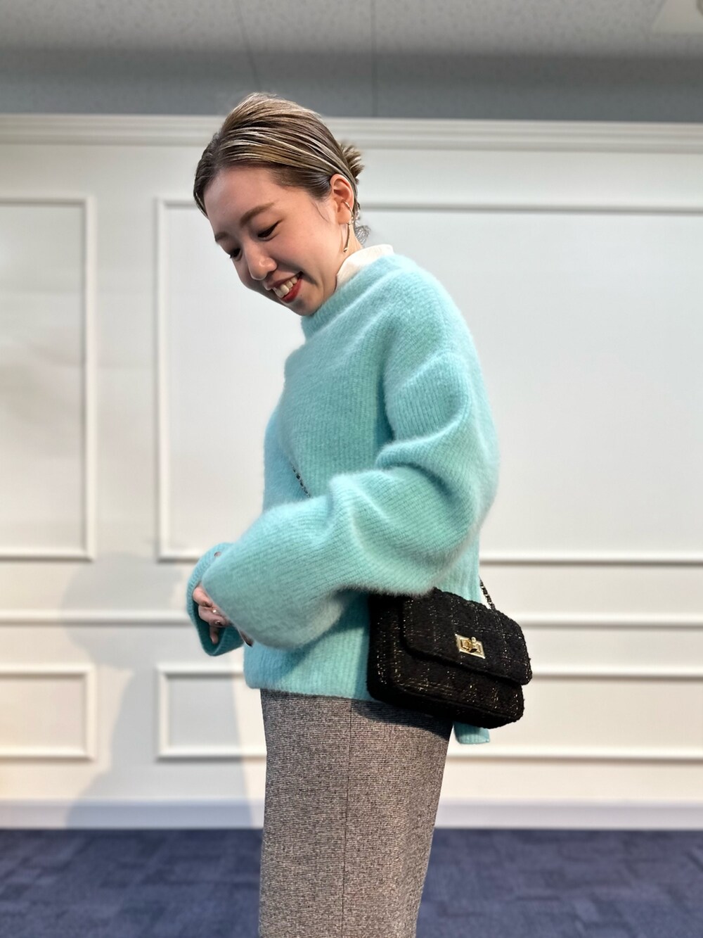 グリーン系のニット/セーター、シルバー系のTシャツ/カットソー、グレー系のその他パンツを着用したレディースの冬コーディネートの6枚目の写真