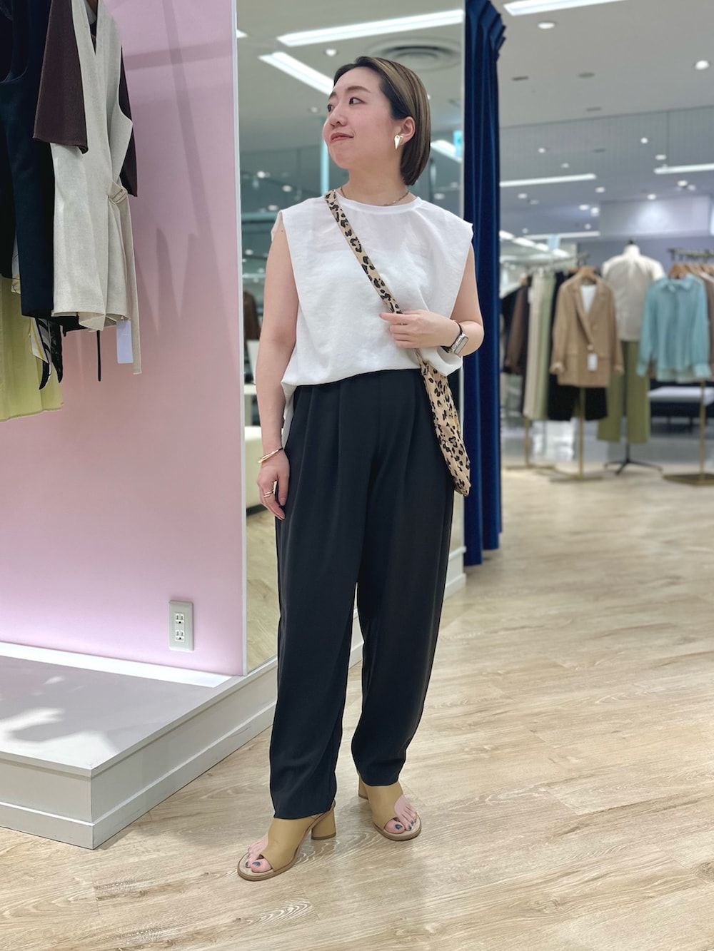 グレー系のその他パンツ、その他のエコバッグ/サブバッグ、ホワイト系のシャツ/ブラウスを着用したレディースの夏コーディネートの5枚目の写真