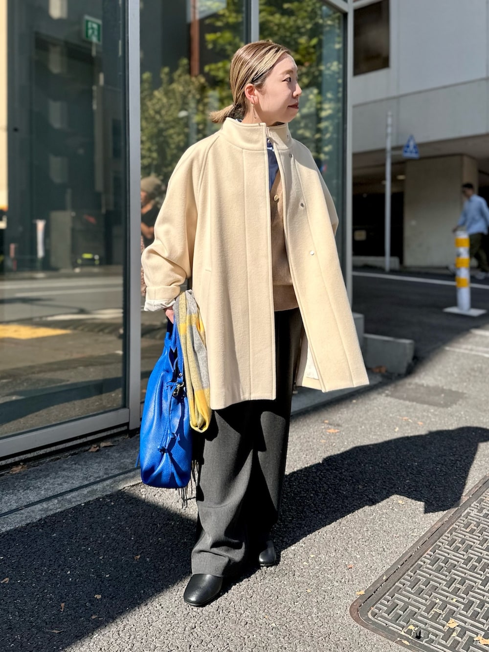 ブルー系のシャツ/ブラウス、ベージュ系のカーディガン/ボレロ、ホワイト系のその他アウターを着用したレディースの秋コーディネートの4枚目の写真