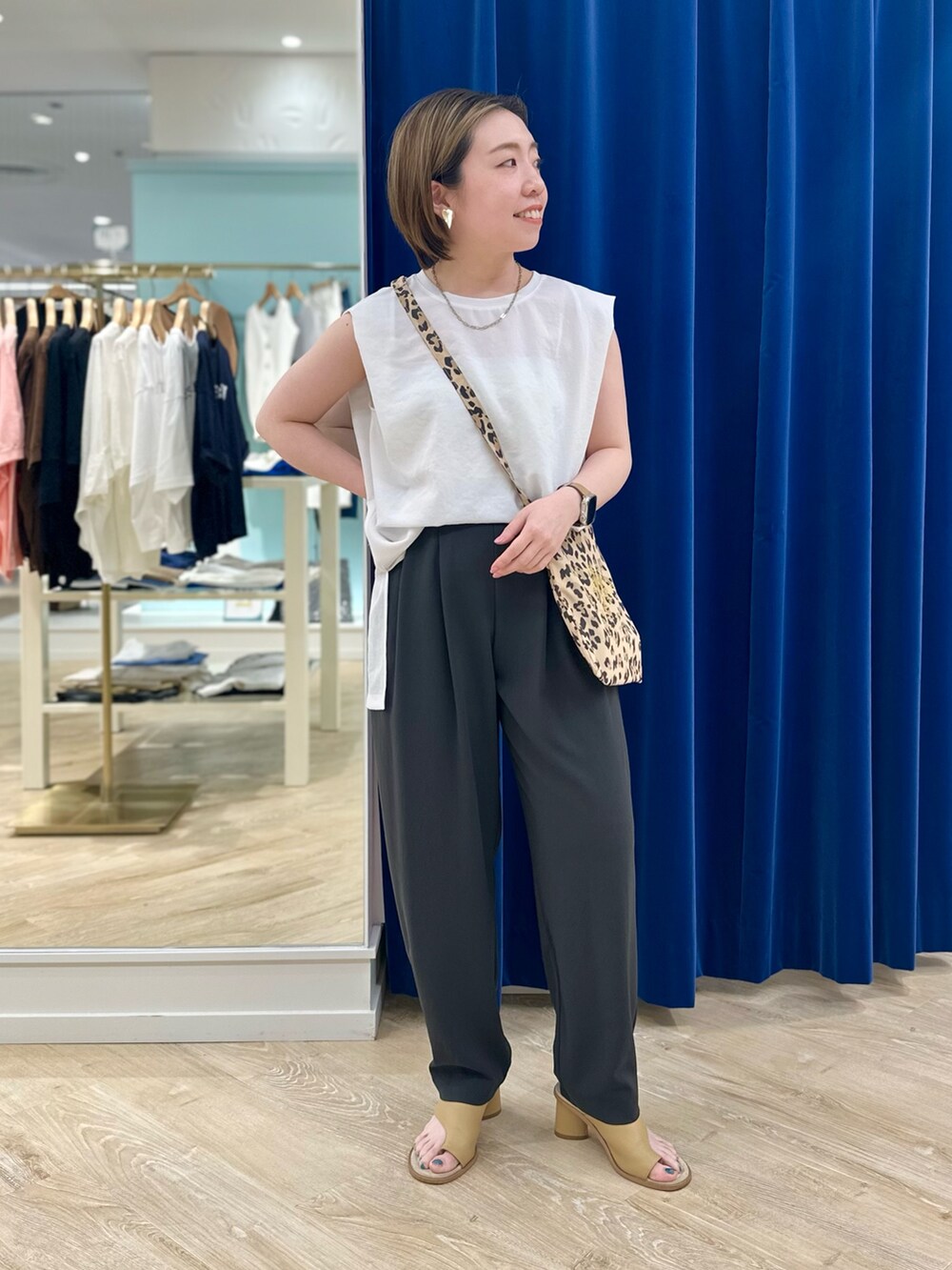 グレー系のその他パンツ、その他のエコバッグ/サブバッグ、ホワイト系のシャツ/ブラウスを着用したレディースの夏コーディネートの9枚目の写真