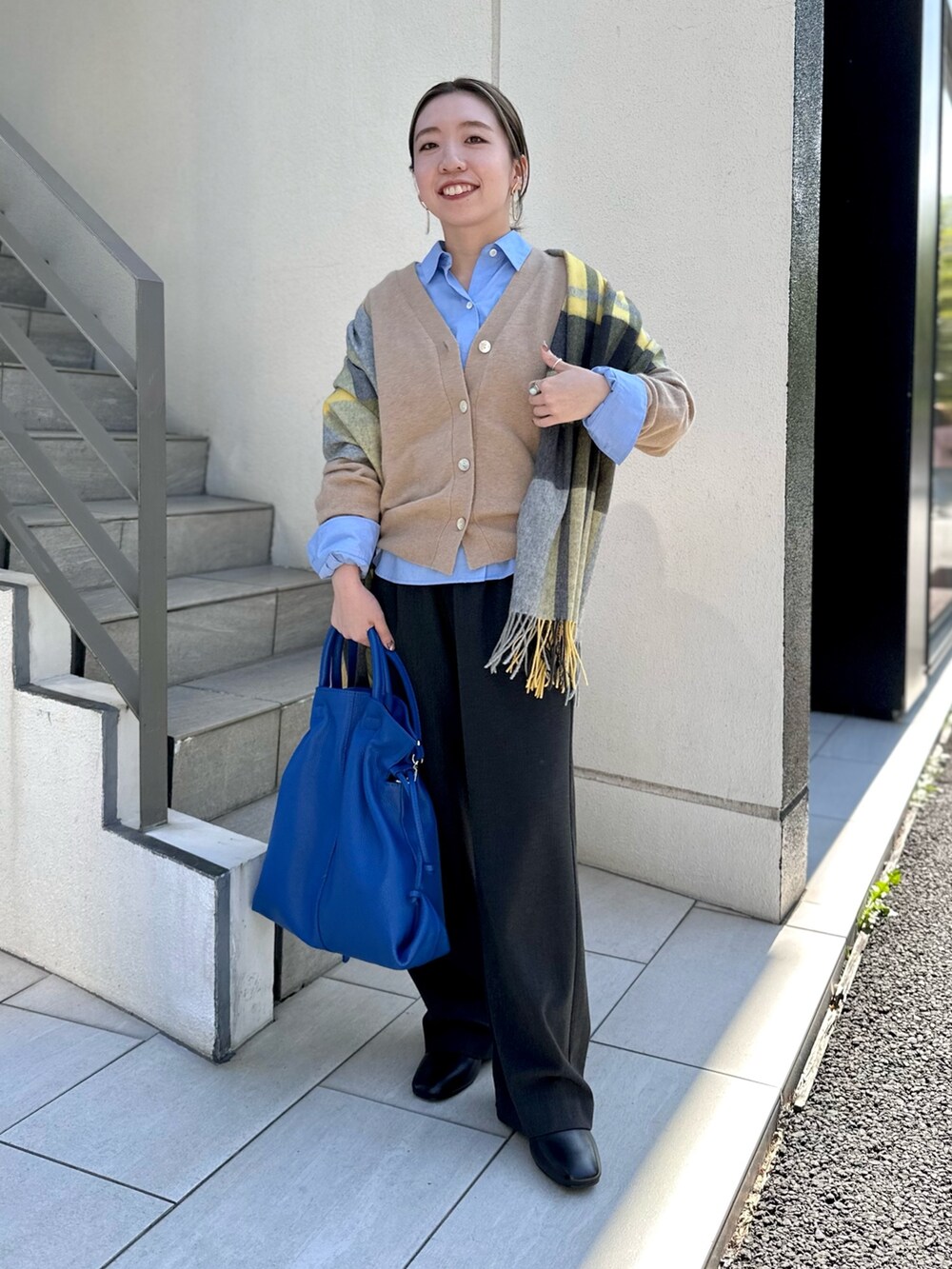 ブルー系のシャツ/ブラウス、ベージュ系のカーディガン/ボレロ、ホワイト系のその他アウターを着用したレディースの秋コーディネートの5枚目の写真