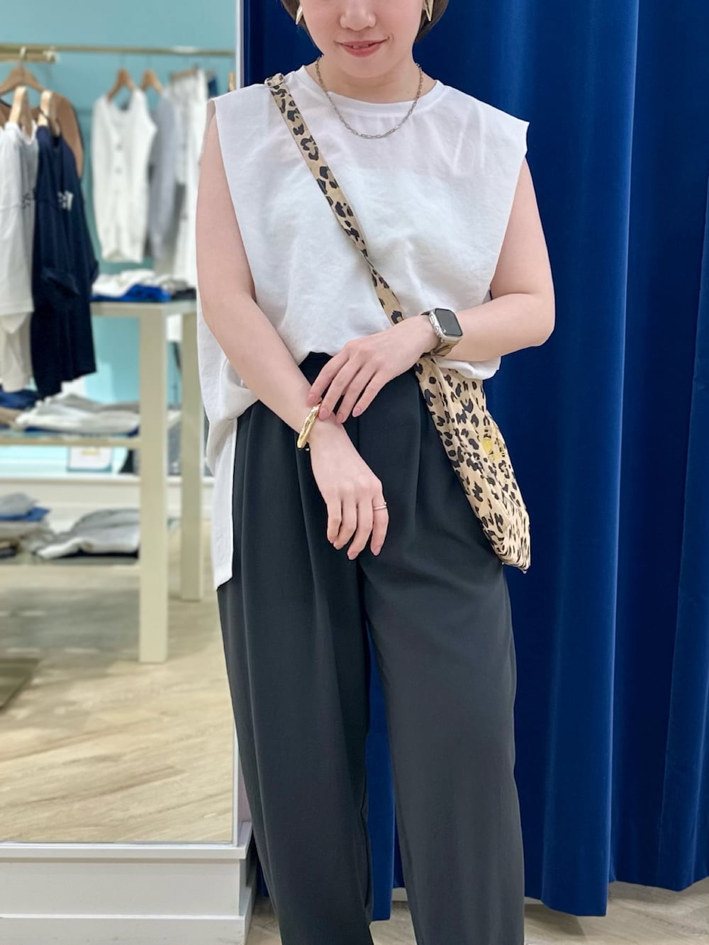 グレー系のその他パンツ、その他のエコバッグ/サブバッグ、ホワイト系のシャツ/ブラウスを着用したレディースの夏コーディネートの8枚目の写真