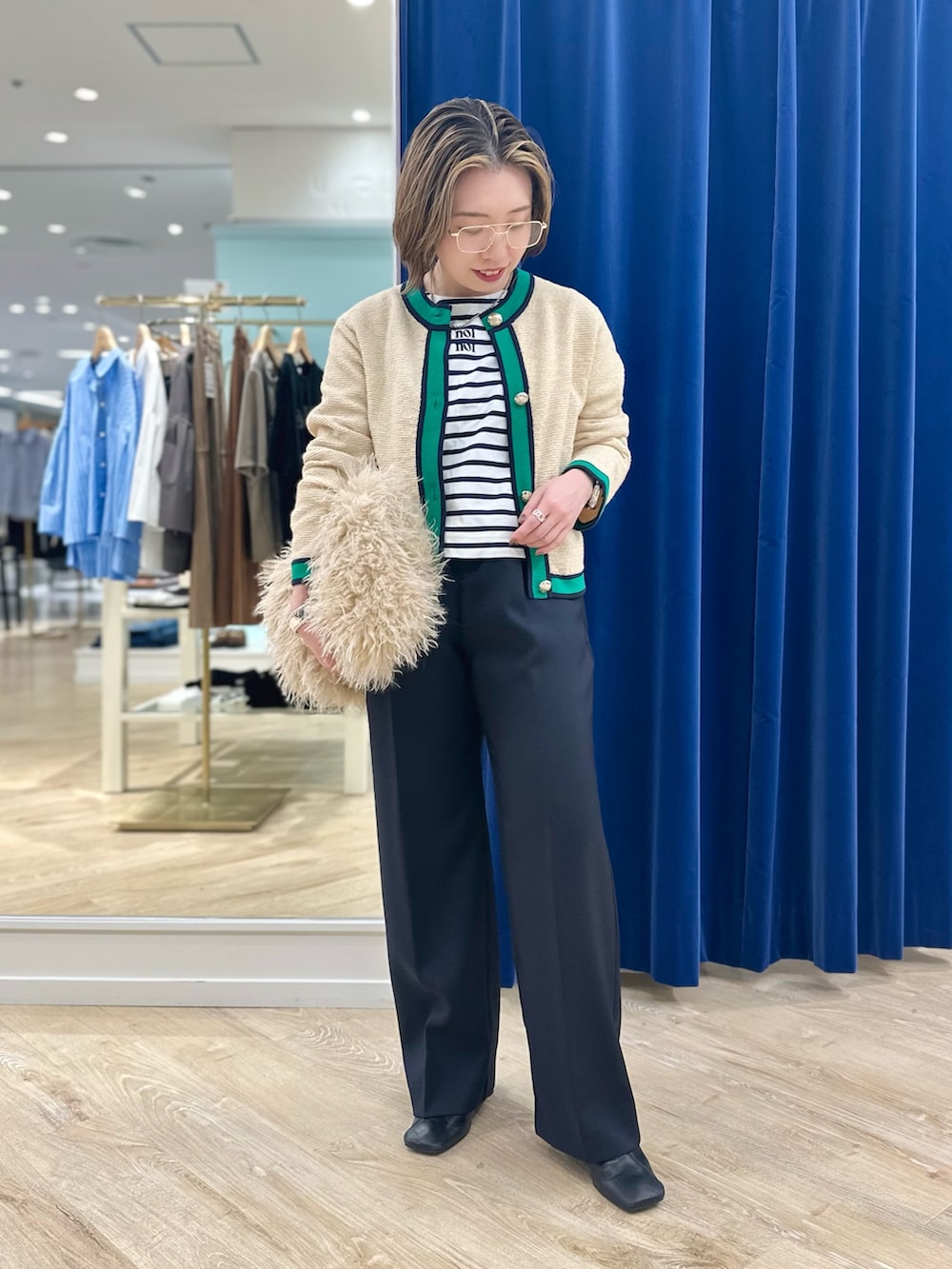 ホワイト系のカーディガン/ボレロ、ホワイト系のTシャツ/カットソー、ブルー系のその他パンツを着用したレディースの秋コーディネートの2枚目の写真