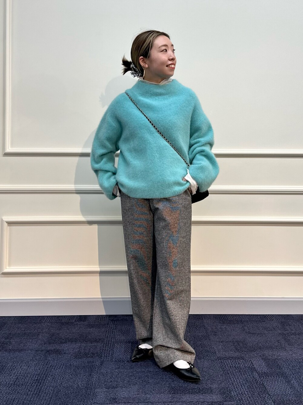 グリーン系のニット/セーター、シルバー系のTシャツ/カットソー、グレー系のその他パンツを着用したレディースの冬コーディネートの5枚目の写真