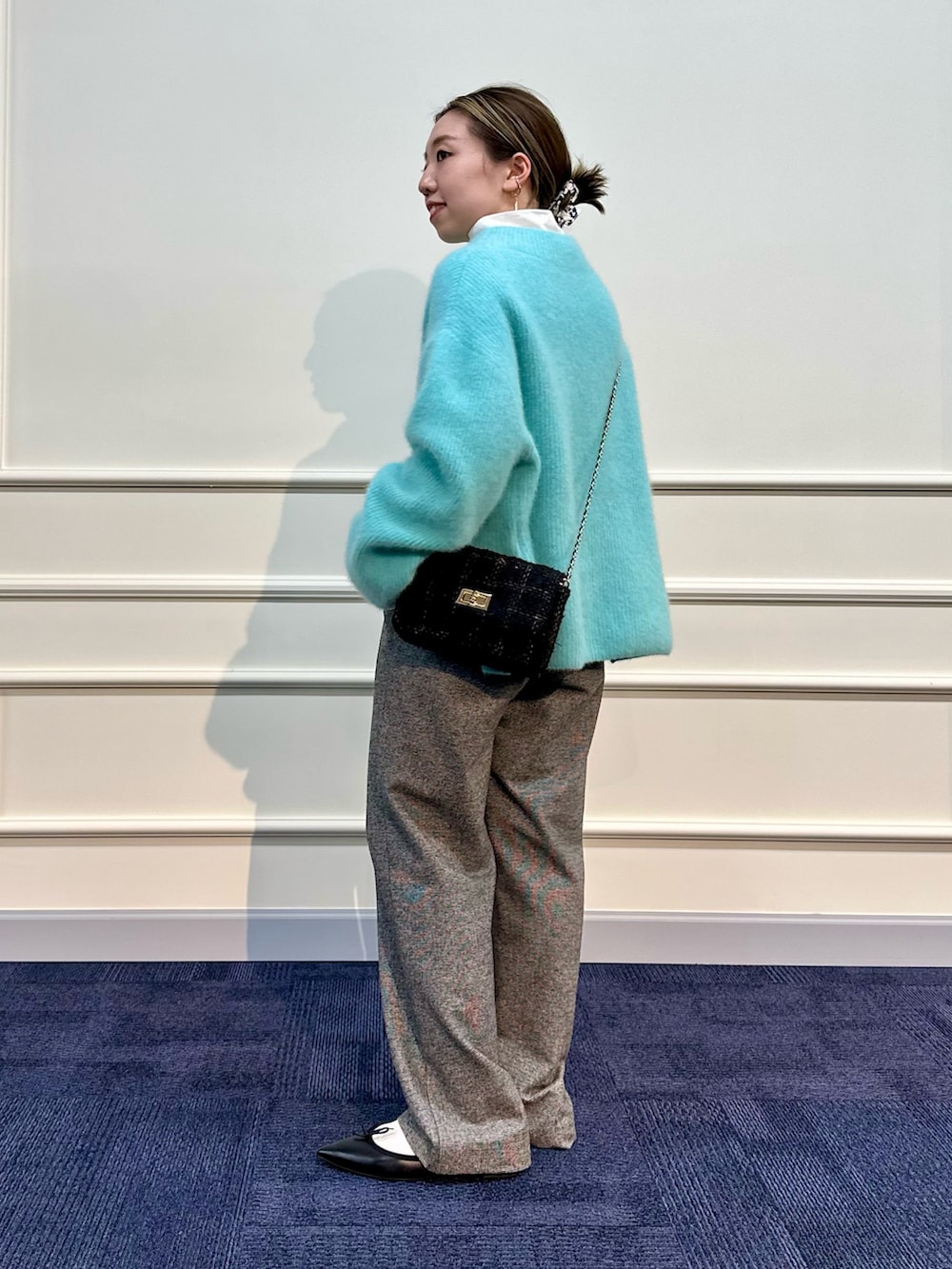 グリーン系のニット/セーター、シルバー系のTシャツ/カットソー、グレー系のその他パンツを着用したレディースの冬コーディネートの4枚目の写真