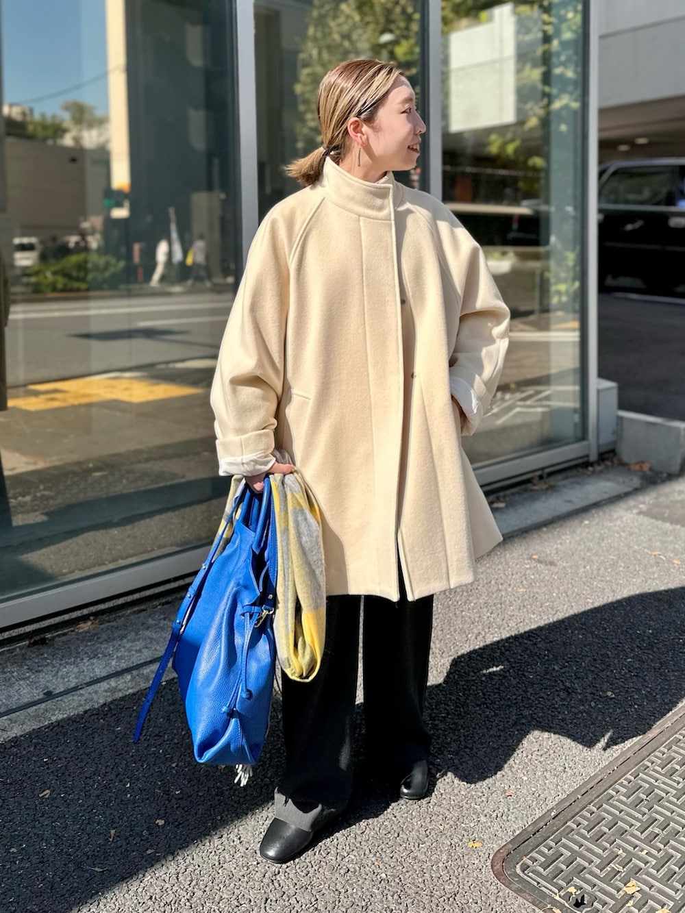 ブルー系のシャツ/ブラウス、ベージュ系のカーディガン/ボレロ、ホワイト系のその他アウターを着用したレディースの秋コーディネートの2枚目の写真