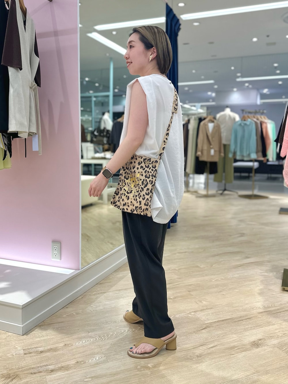 グレー系のその他パンツ、その他のエコバッグ/サブバッグ、ホワイト系のシャツ/ブラウスを着用したレディースの夏コーディネートの4枚目の写真