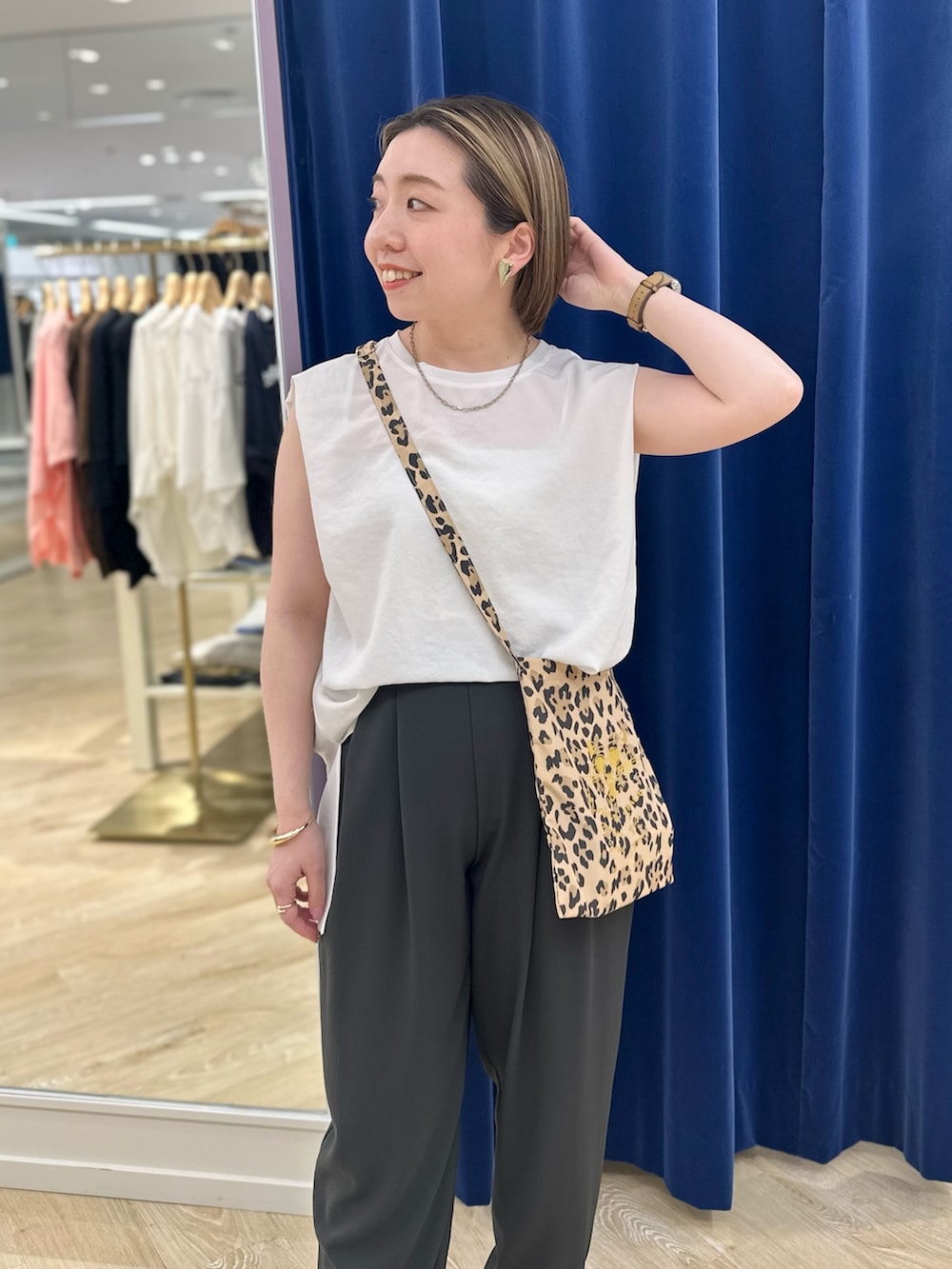 グレー系のその他パンツ、その他のエコバッグ/サブバッグ、ホワイト系のシャツ/ブラウスを着用したレディースの夏コーディネートの6枚目の写真