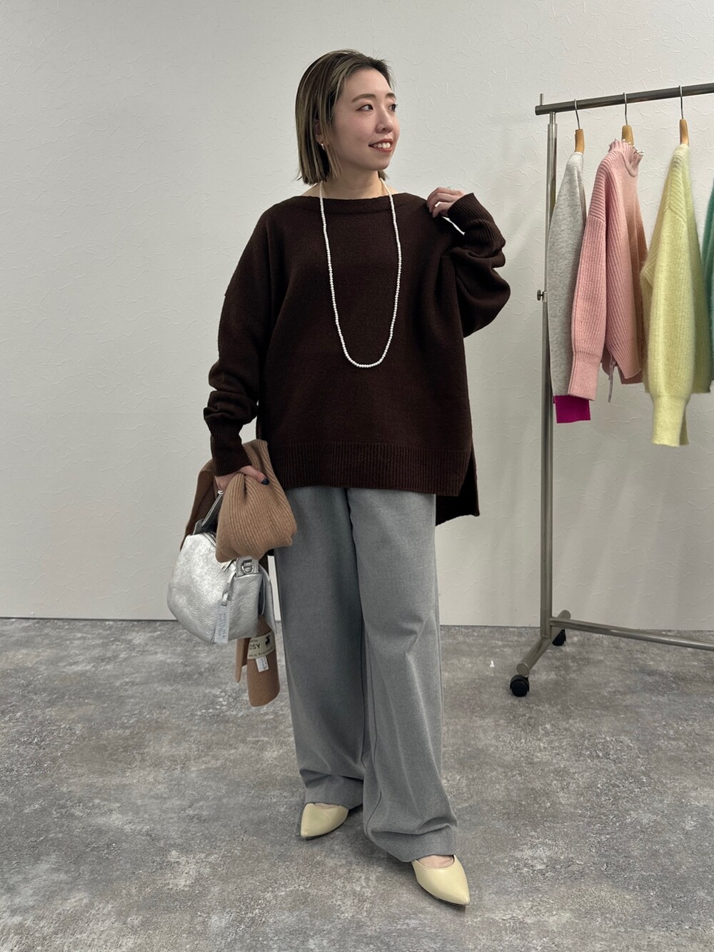 「きれいめカジュアル、キレイめカジュアル、ノーカラーコート、コート、ウールコート、冬コーデ、アウター、低身長、低身長コーデ、低身長女子、骨格ストレート、パンツスタイル、ワイドパンツ、お出かけコーデ、おでかけコーデ」｜「NOLLEY’Sのウールカシミヤボートネックプルオーバーニット（ニット/セーター、ブラウン系）」を使った、Akari Yasuiさん（レディース・145cm）の秋コーディネートの7枚目の写真