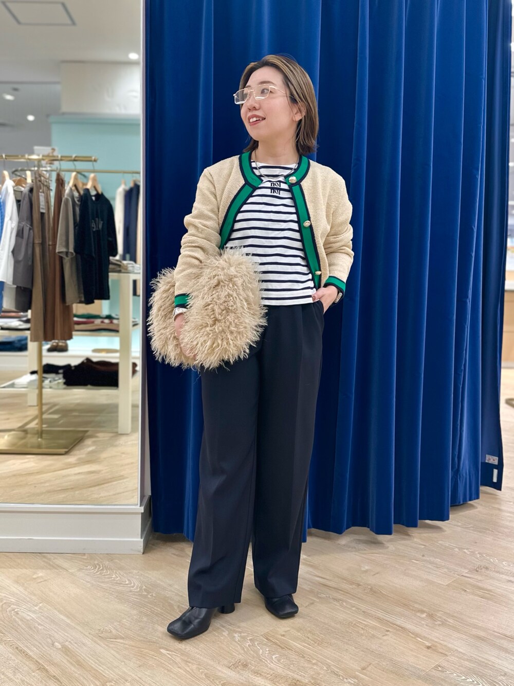 ホワイト系のカーディガン/ボレロ、ホワイト系のTシャツ/カットソー、ブルー系のその他パンツを着用したレディースの秋コーディネートの3枚目の写真