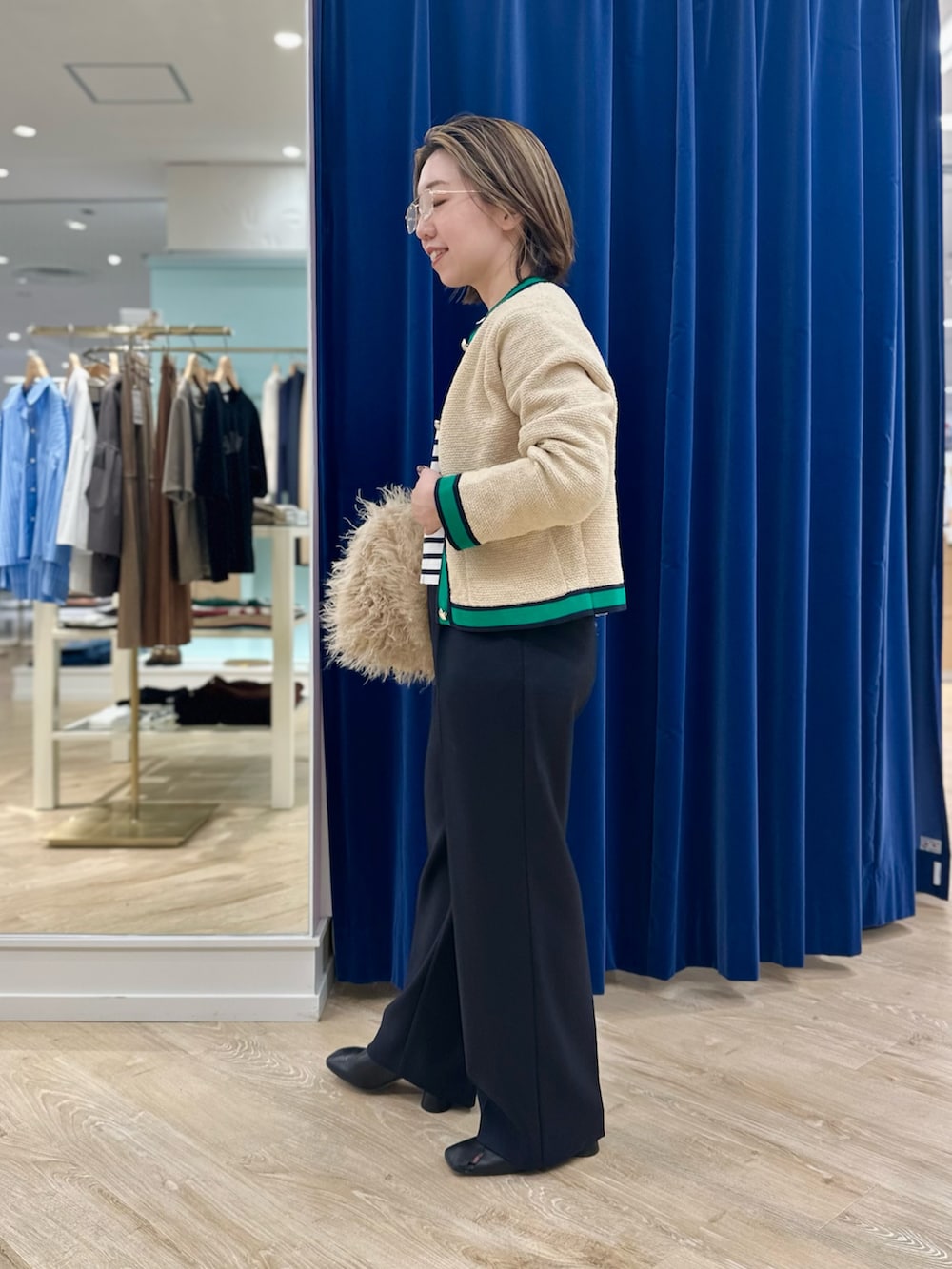 ホワイト系のカーディガン/ボレロ、ホワイト系のTシャツ/カットソー、ブルー系のその他パンツを着用したレディースの秋コーディネートの4枚目の写真