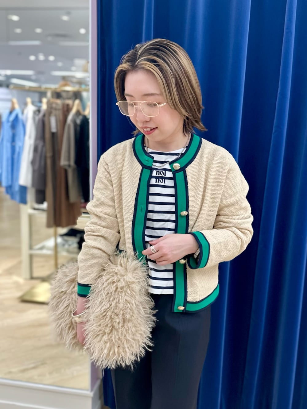 ホワイト系のカーディガン/ボレロ、ホワイト系のTシャツ/カットソー、ブルー系のその他パンツを着用したレディースの秋コーディネートの5枚目の写真