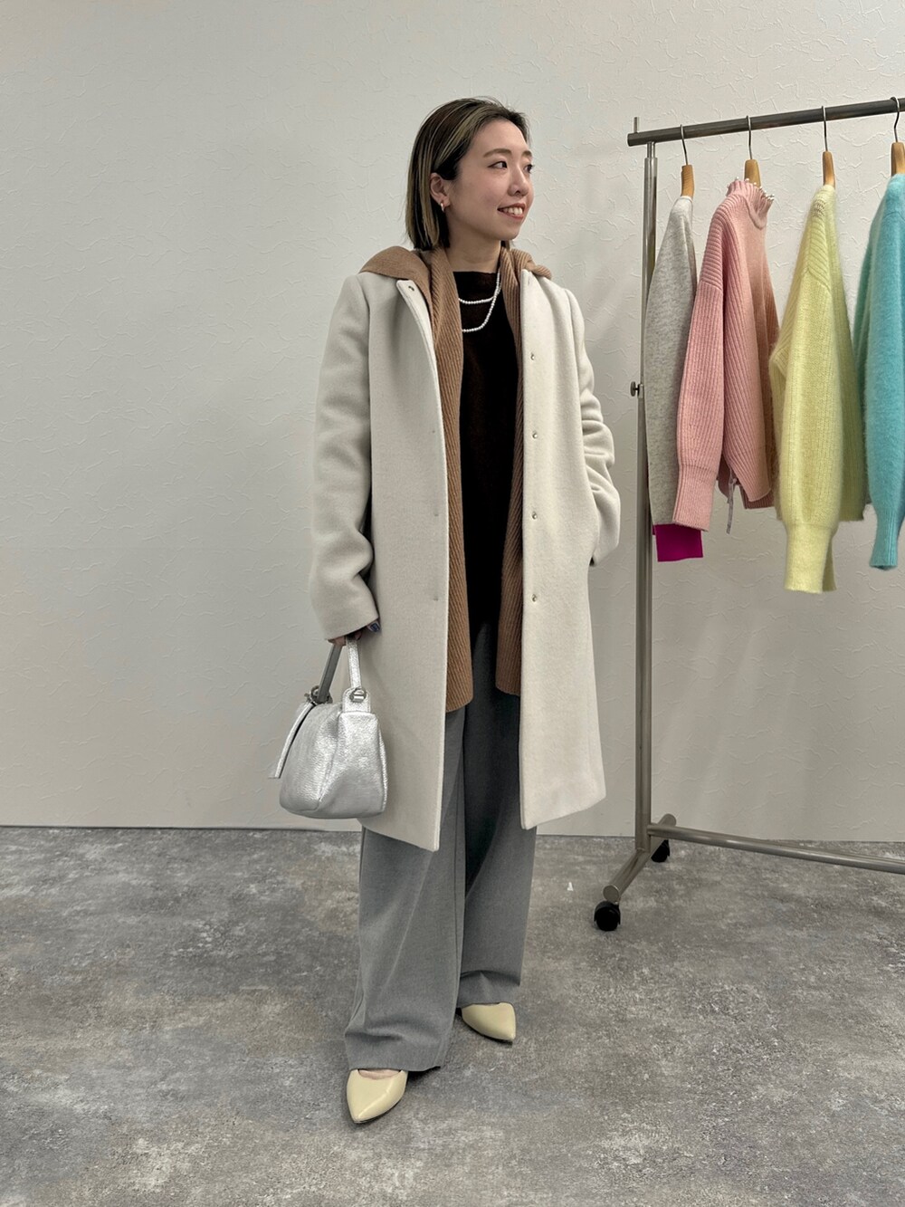 「きれいめカジュアル、キレイめカジュアル、ノーカラーコート、コート、ウールコート、冬コーデ、アウター、低身長、低身長コーデ、低身長女子、骨格ストレート、パンツスタイル、ワイドパンツ、お出かけコーデ、おでかけコーデ」｜「NOLLEY’Sのウールカシミヤボートネックプルオーバーニット（ニット/セーター、ブラウン系）」を使った、Akari Yasuiさん（レディース・145cm）の秋コーディネートの2枚目の写真