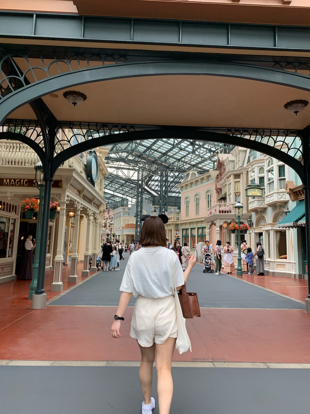 ホワイト系のTシャツ/カットソーを着用したレディースの冬コーディネートの2枚目の写真