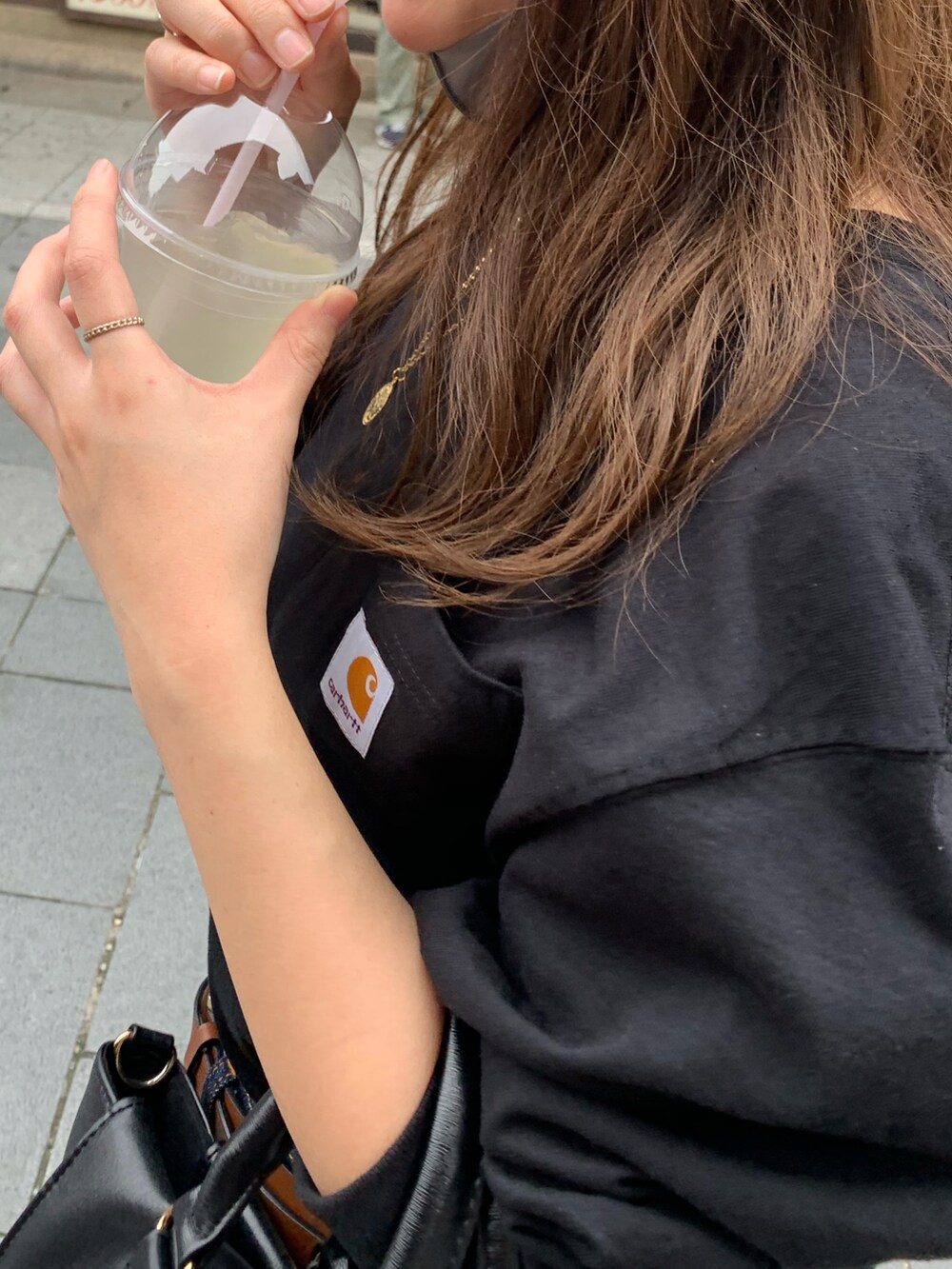 ブルー系のデニムパンツ、ブラック系のTシャツ/カットソー、ホワイト系のスニーカーを着用したレディースの冬コーディネートの3枚目の写真