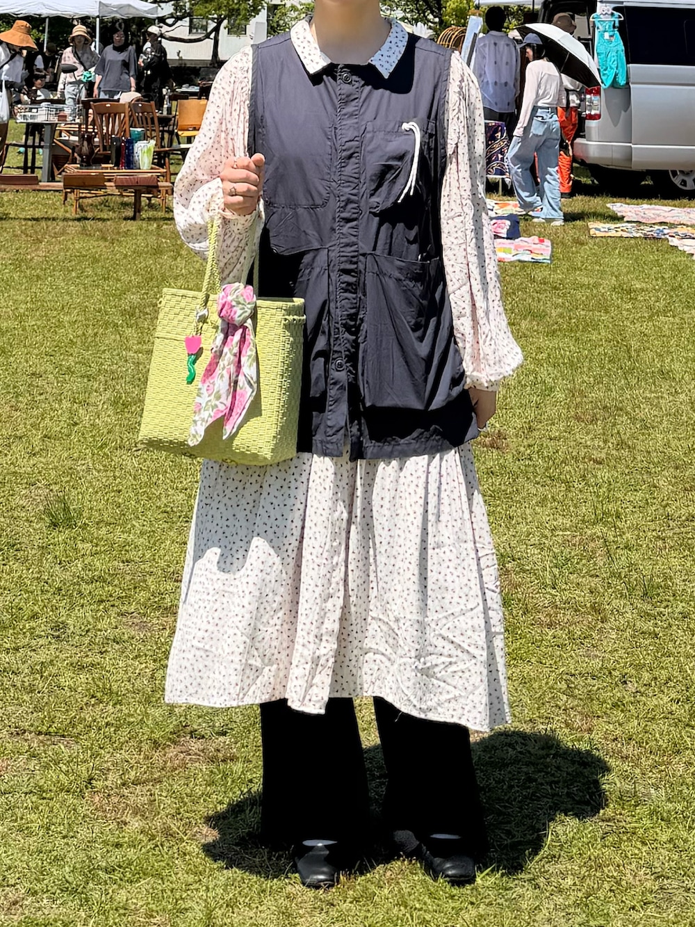 その他のバレエシューズ、ブラック系のその他パンツ、ホワイト系のワンピース/ドレスを着用したレディースの春コーディネートの2枚目の写真