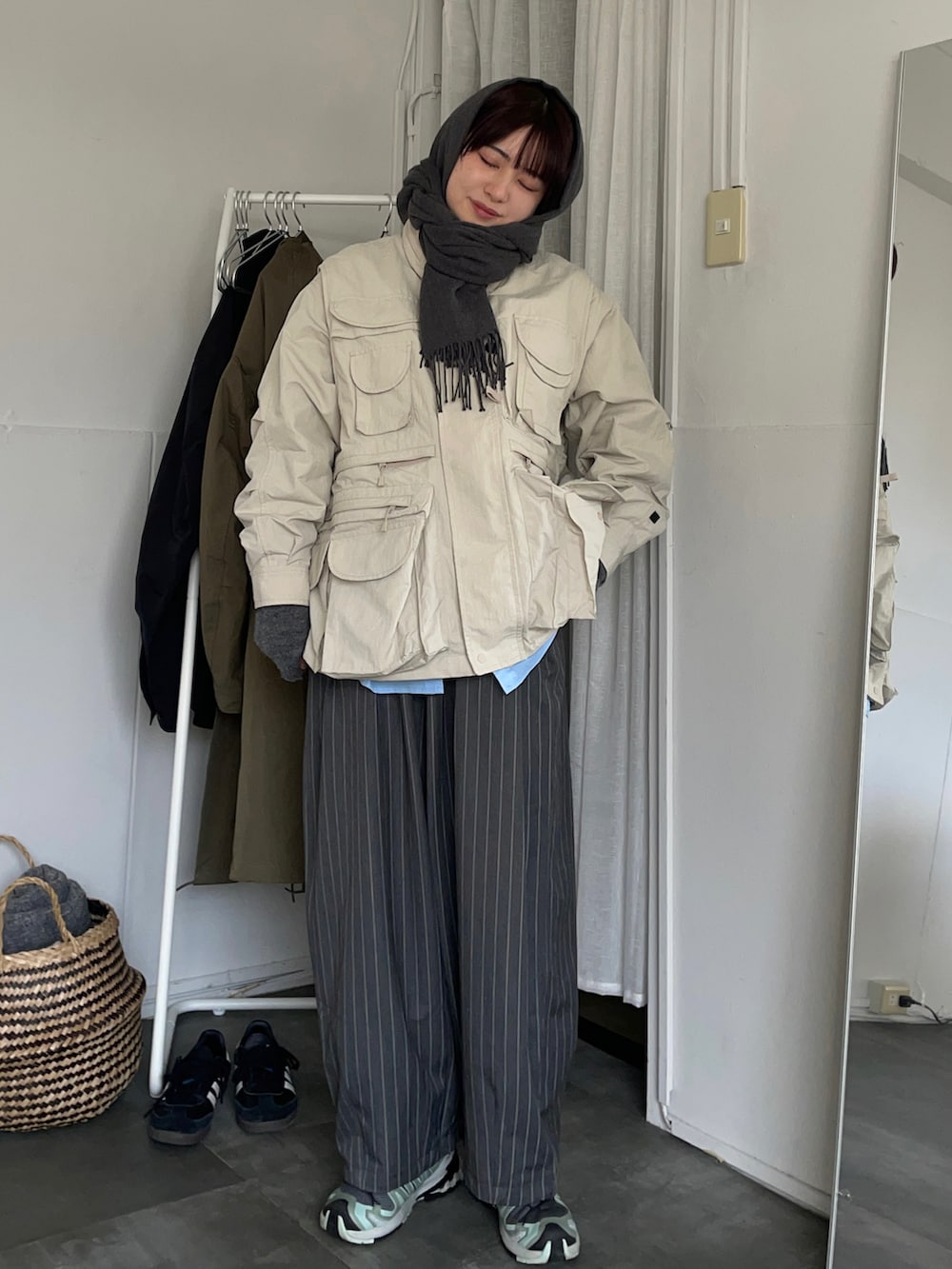 ベージュ系のブルゾン、ブルー系のシャツ/ブラウス、グレー系のスラックスを着用したレディースの冬コーディネートの2枚目の写真