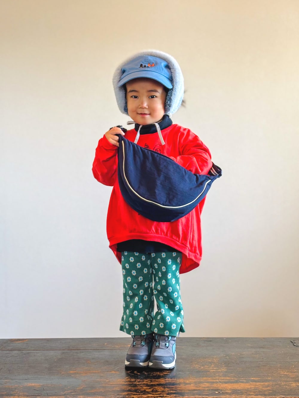 グリーン系のその他パンツ、ブラック系のTシャツ/カットソー、グレー系のブーツを着用したキッズの秋コーディネートの3枚目の写真