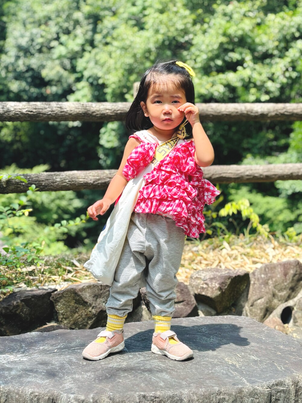 ピンク系のキャミソール、ホワイト系のタンクトップ、ピンク系のスニーカーを着用したキッズの夏コーディネートの2枚目の写真