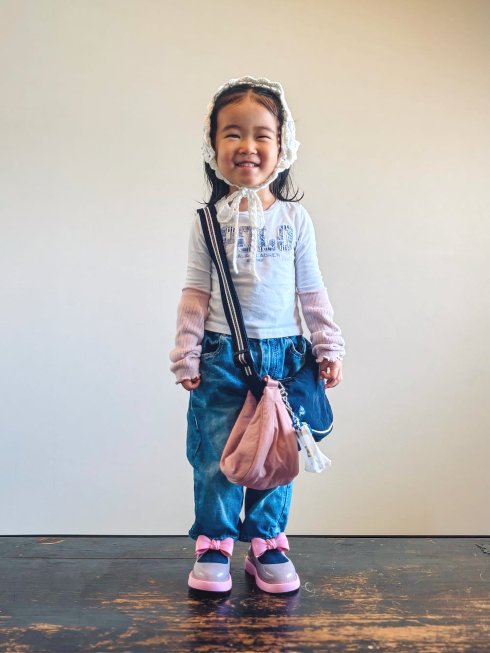 ホワイト系のTシャツ/カットソー、ブルー系のデニムパンツ、ブルー系のショルダーバッグを着用したキッズの秋コーディネートの3枚目の写真