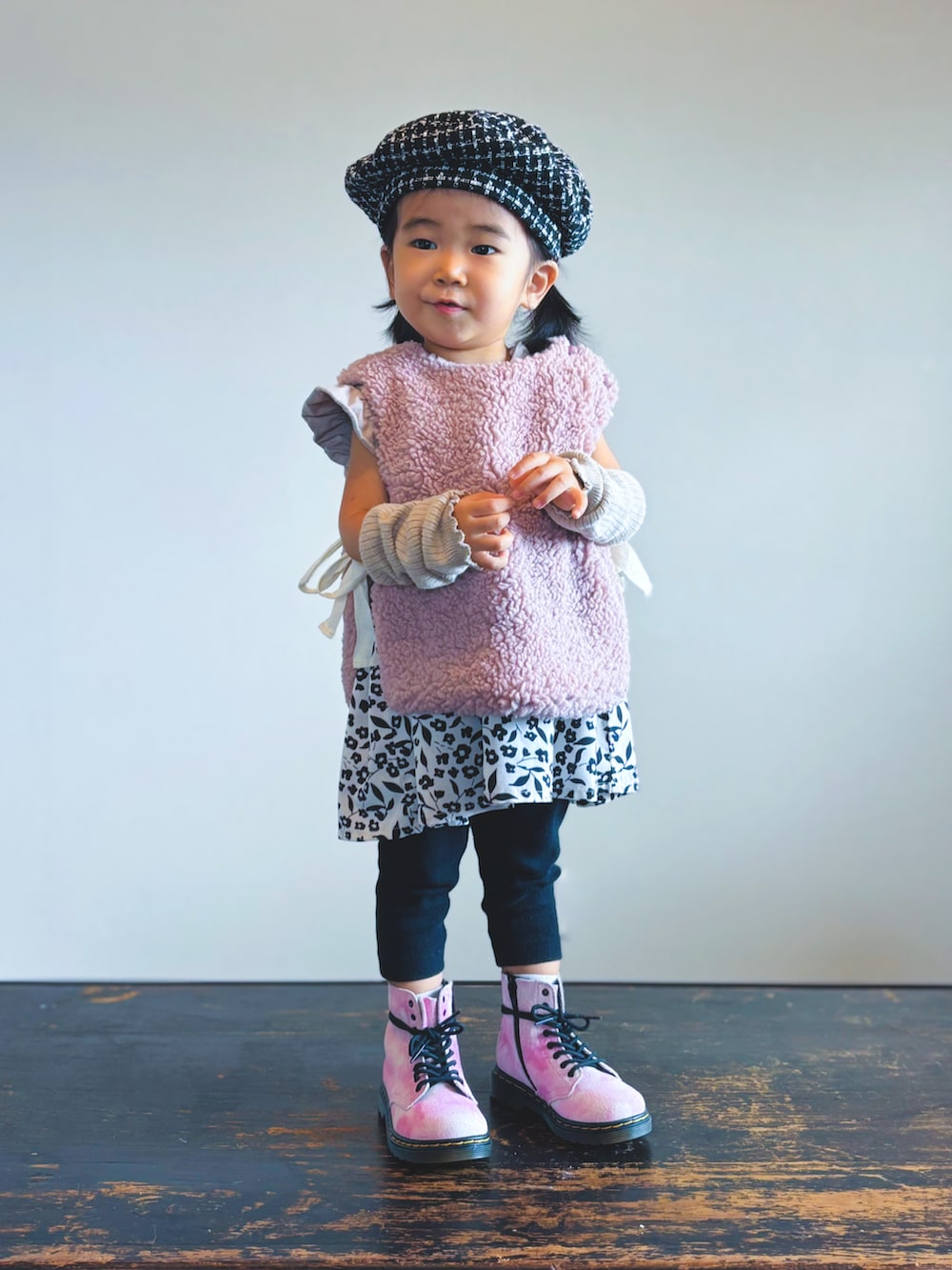 ブラック系のその他パンツ、ピンク系のブーツ、ベージュ系のワンピースを着用したキッズの秋コーディネートの2枚目の写真