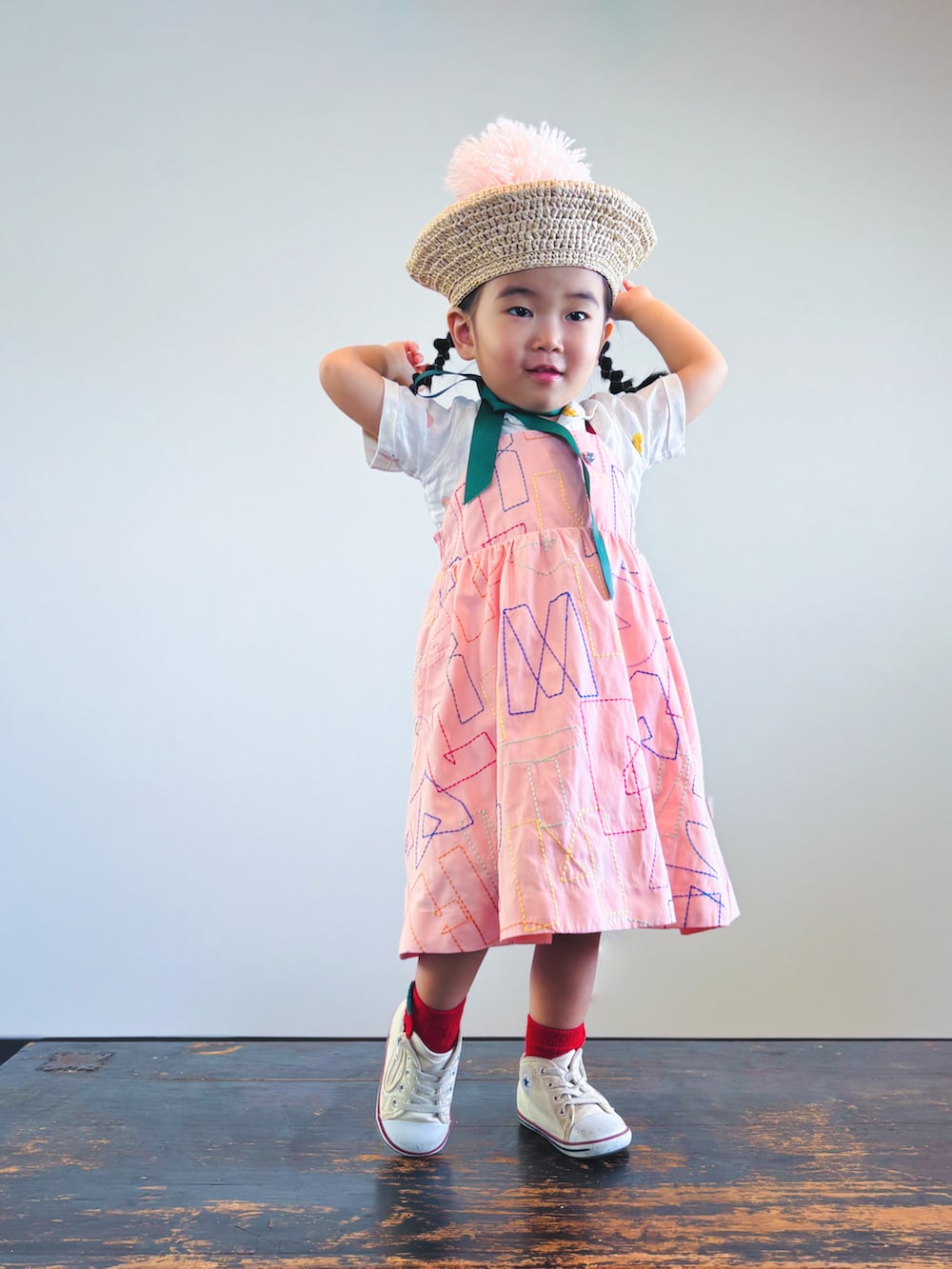 「ワンピース、柄シャツ、リネンシャツ、ベレー帽、スニーカー、シャツスタイル、オープンカラーシャツ、キッズコーデ、キッズファッション」｜「CONVERSEの【CONVERSE】BABY ALL STAR N Z（スニーカー、ホワイト系）」を使った、KOOOさん（キッズ・90cm）の夏コーディネートの2枚目の写真