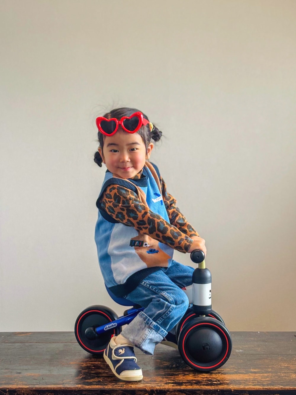 ブラウン系のTシャツ/カットソー、ブルー系のスニーカー、その他のベストを着用したキッズの春コーディネートの3枚目の写真