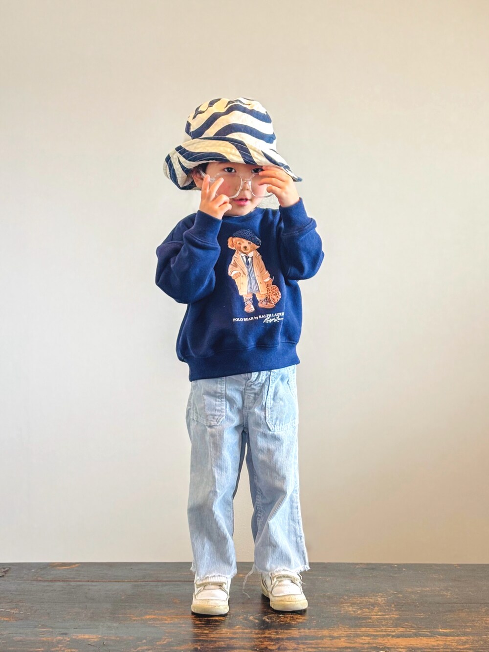 ブルー系のスウェット、ブルー系のパンツ、ホワイト系のスニーカーを着用したキッズの春コーディネートの2枚目の写真