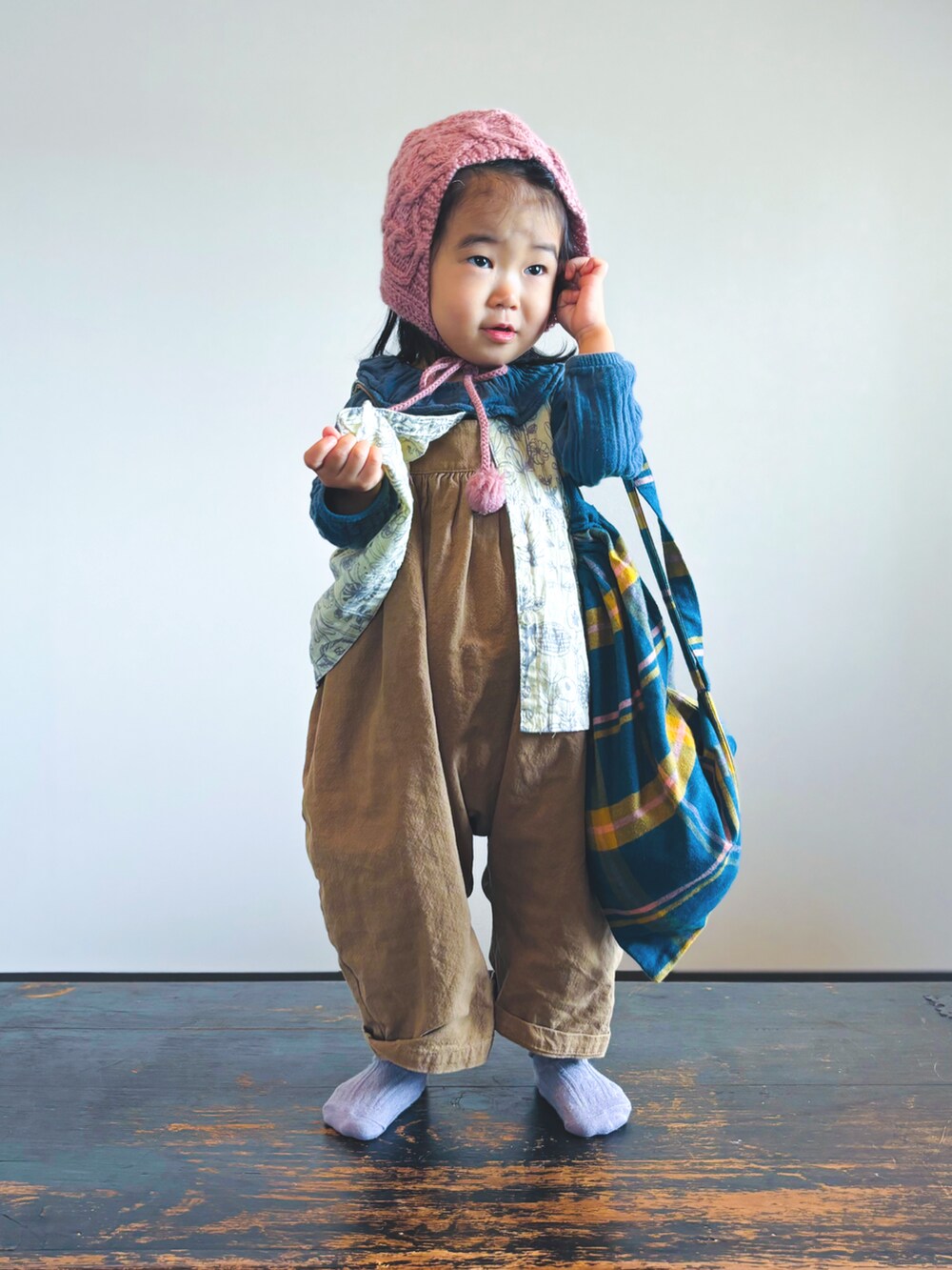 グリーン系のエコバッグ/サブバッグ、ベージュ系のつなぎ/オールインワン、ベージュ系のワンピースを着用したキッズの秋コーディネートの2枚目の写真