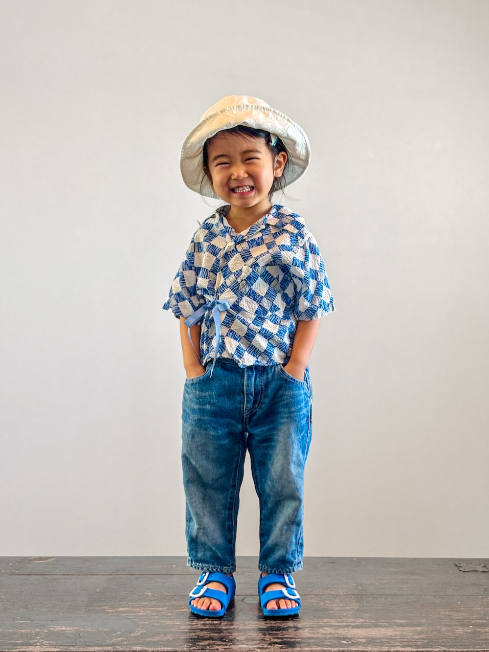 ブルー系のサンダル、ブルー系のシャツ/ブラウス、ブルー系のデニムパンツを着用したキッズの夏コーディネートの2枚目の写真