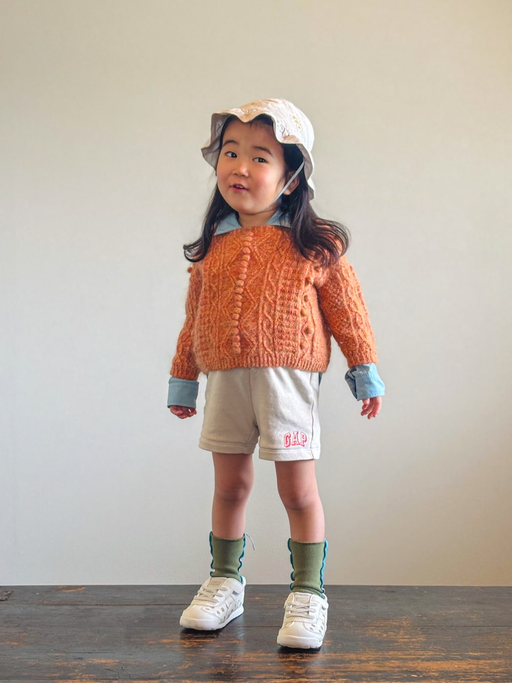 ベージュ系のスニーカー、ブルー系のシャツ/ブラウス、ベージュ系のその他パンツを着用したキッズの冬コーディネートの3枚目の写真