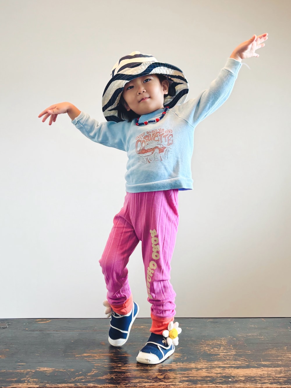 ブルー系のスニーカー、ブルー系のスウェット、ピンク系のレギンス/スパッツを着用したキッズの秋コーディネートの4枚目の写真