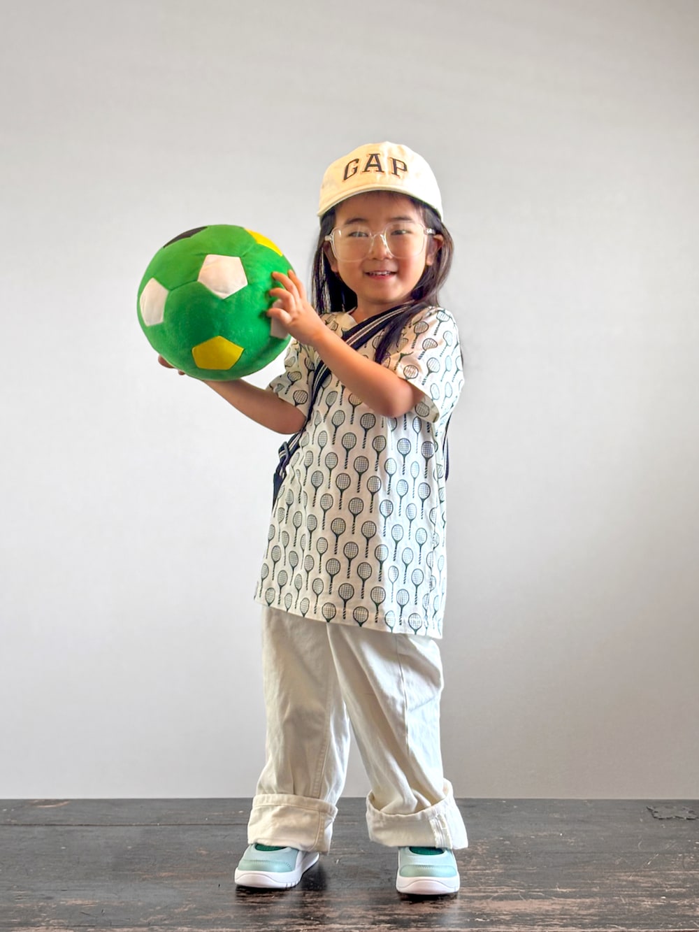 グリーン系のスニーカー、ホワイト系のTシャツ/カットソー、ホワイト系のデニムパンツを着用したキッズの夏コーディネートの2枚目の写真