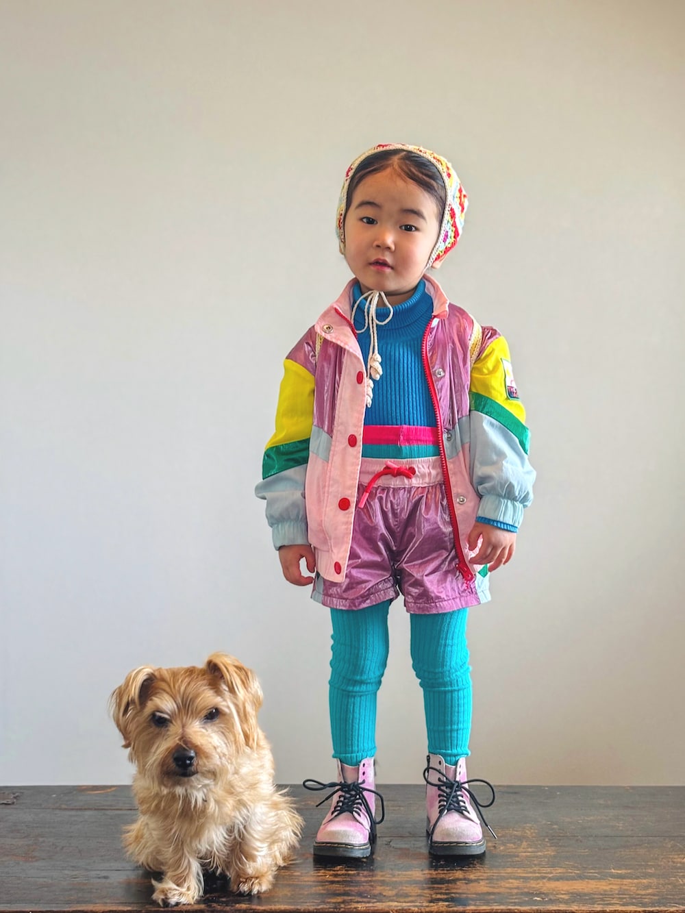 ブルー系のニット/セーター、ピンク系のセットアップ、イエロー系のバックパック/リュックを着用したキッズの春コーディネートの3枚目の写真