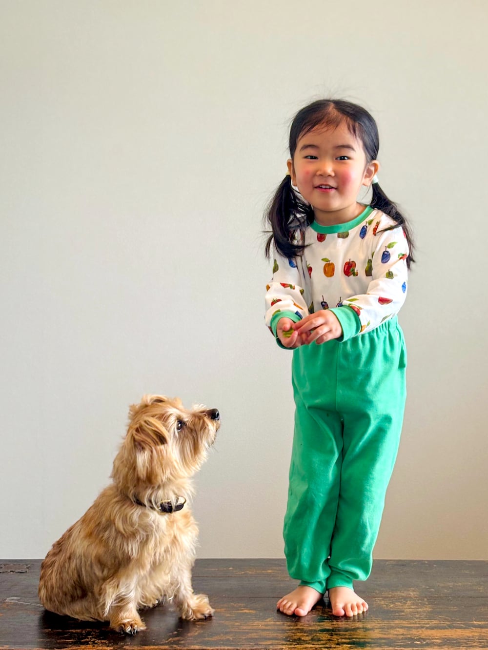 グリーン系のルームウェア/パジャマ、ベージュ系のその他を着用したキッズの春コーディネートの3枚目の写真