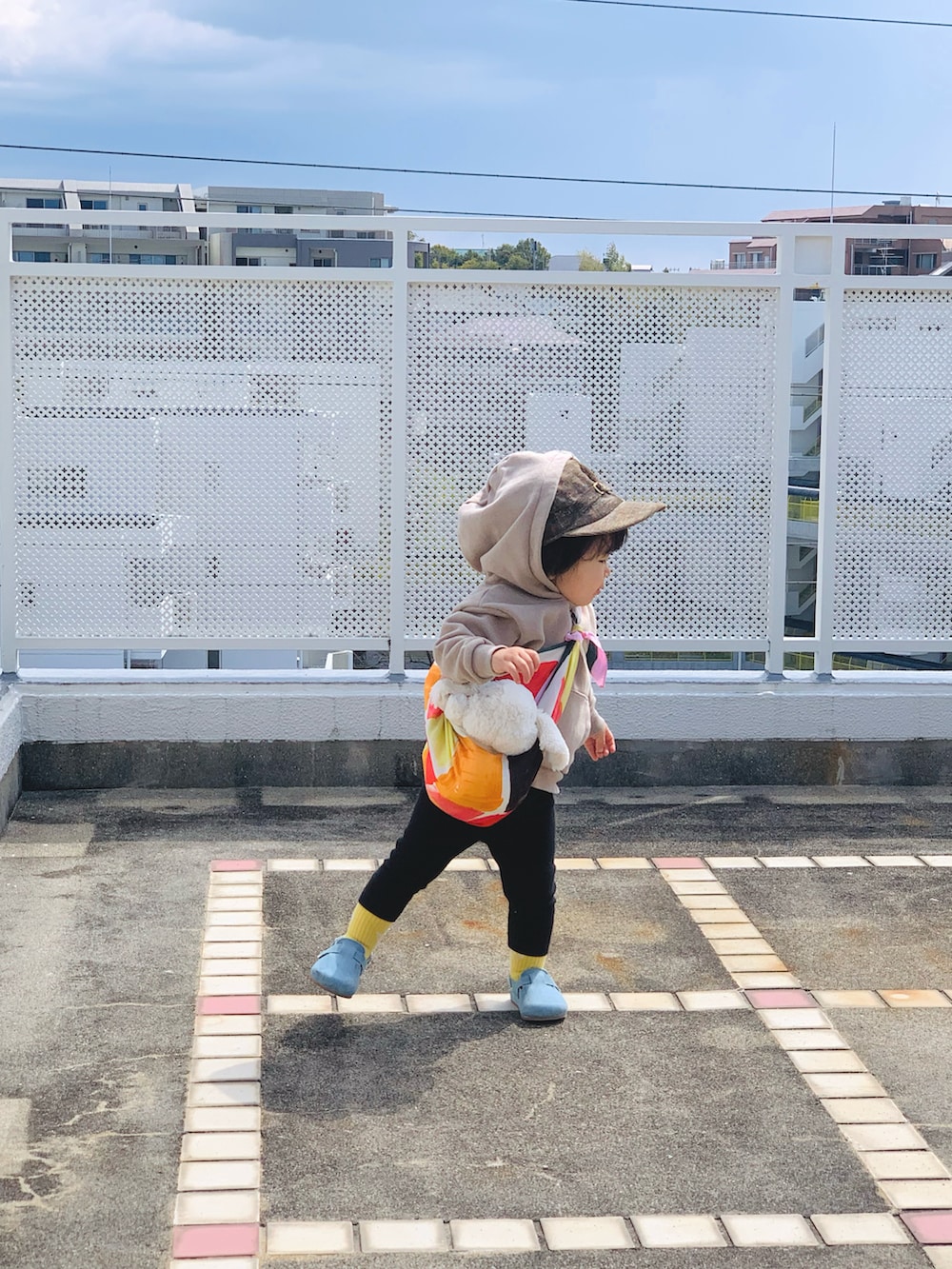ブラック系のその他パンツ、ベージュ系のパーカー、イエロー系のソックス/靴下を着用したキッズの春コーディネートの2枚目の写真