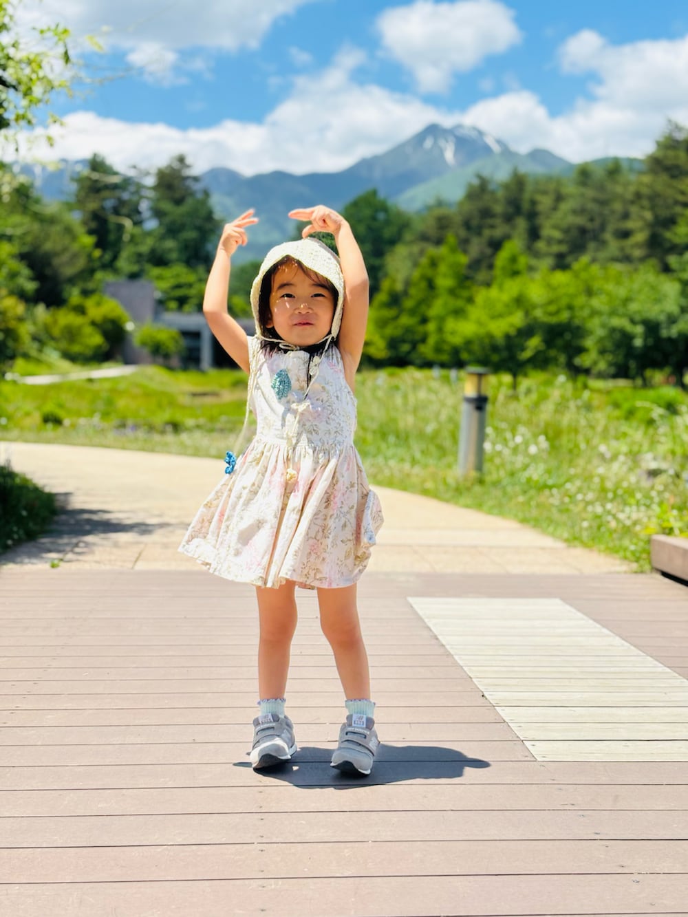 グレー系のスニーカー、ホワイト系のワンピース、その他のソックス/靴下を着用したキッズの夏コーディネートの3枚目の写真