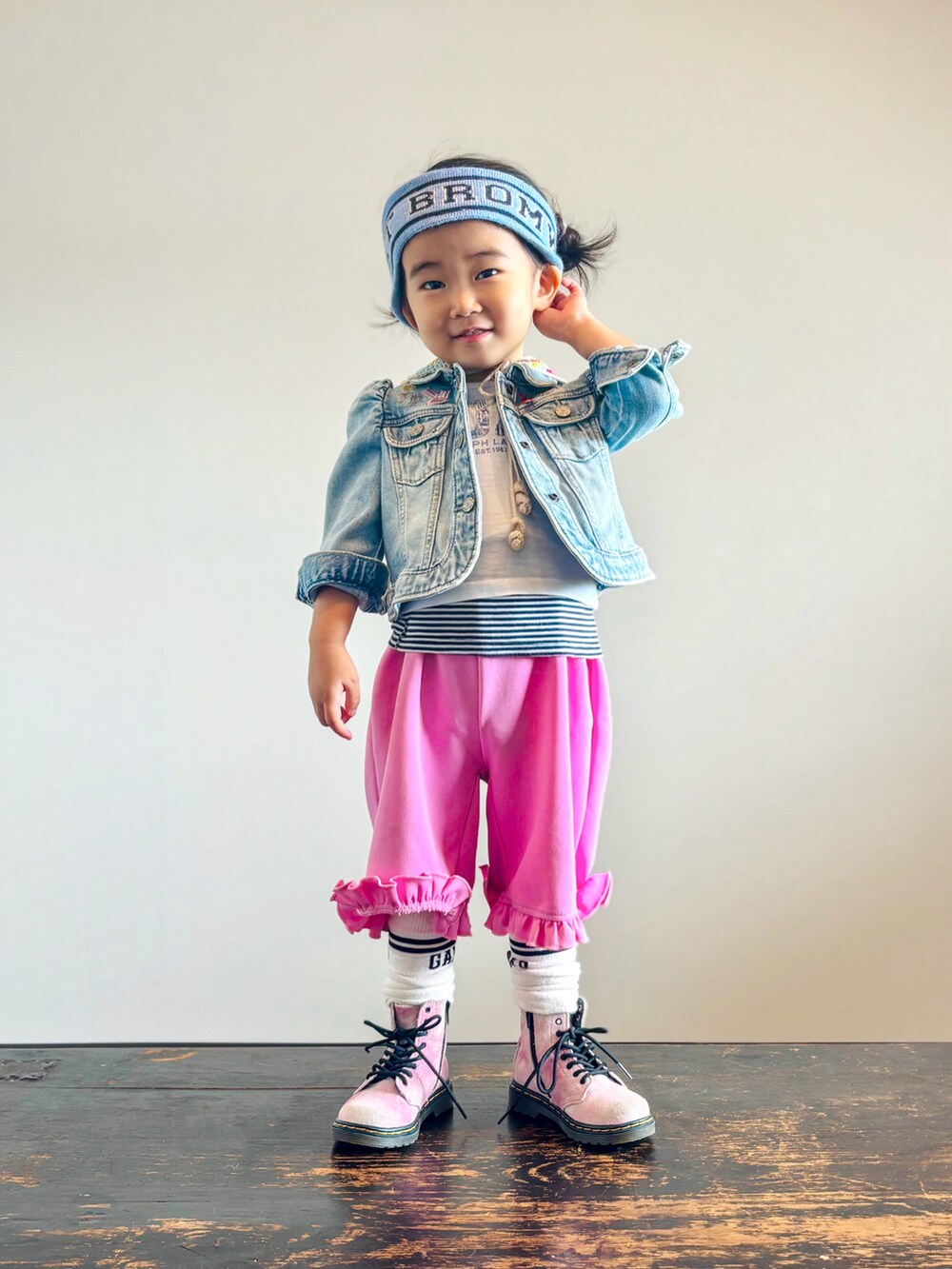 ピンク系のその他パンツ、ブルー系のデニムジャケット、ホワイト系のTシャツ/カットソーを着用したキッズの秋コーディネートの2枚目の写真