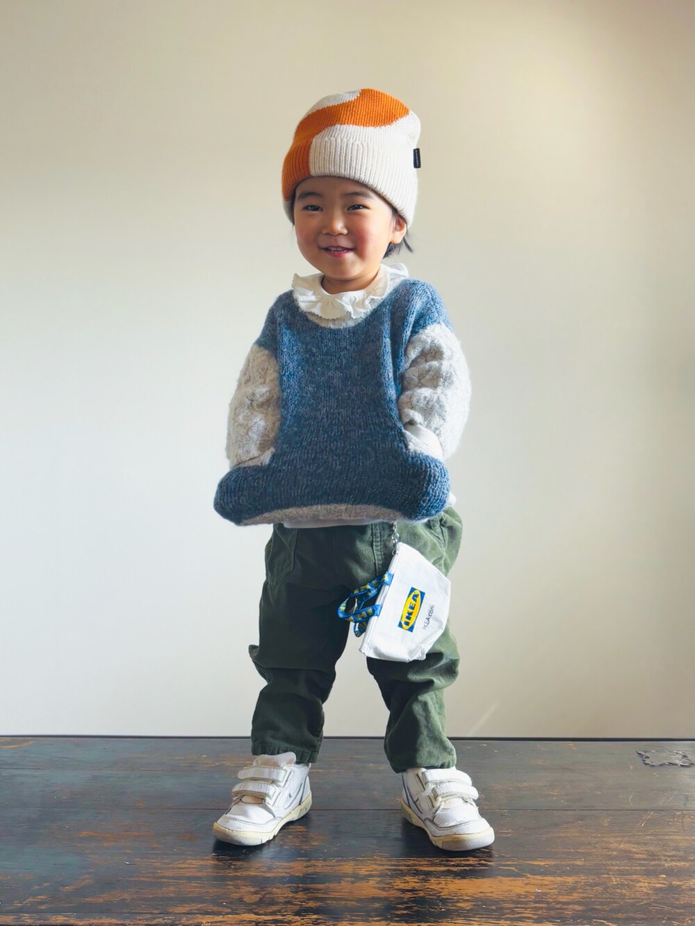 グリーン系のパンツ、ホワイト系のスニーカー、ブルー系のニット/セーターを着用したキッズの冬コーディネートの3枚目の写真