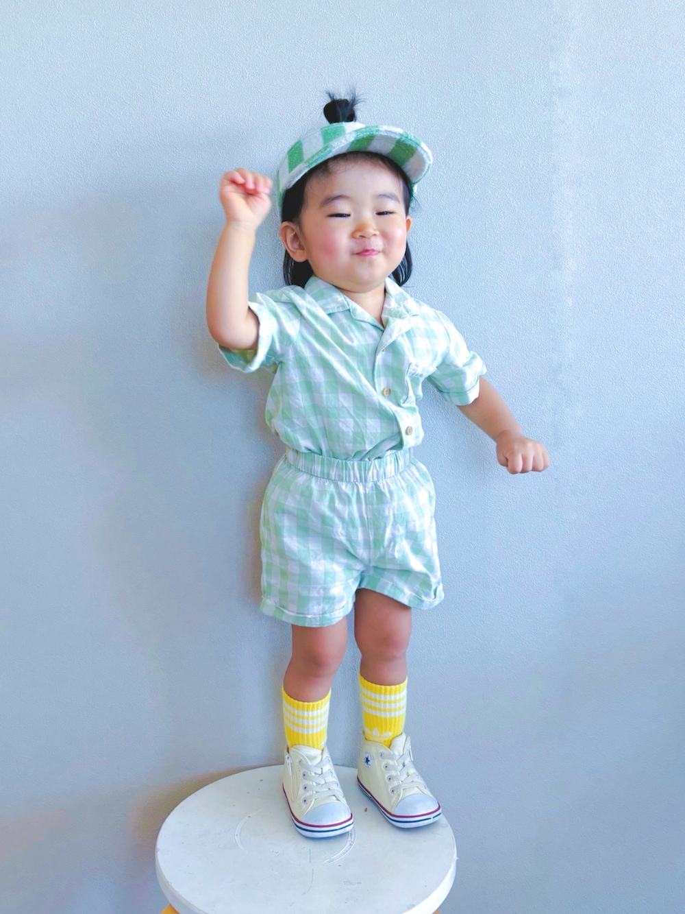 ホワイト系のスニーカー、グリーン系のセットアップ、イエロー系のソックス/靴下を着用したキッズの夏コーディネートの2枚目の写真