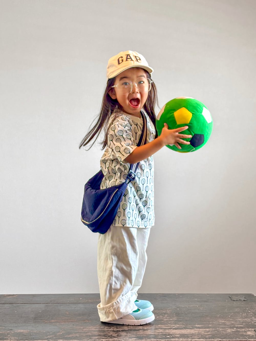 グリーン系のスニーカー、ホワイト系のTシャツ/カットソー、ホワイト系のデニムパンツを着用したキッズの夏コーディネートの3枚目の写真