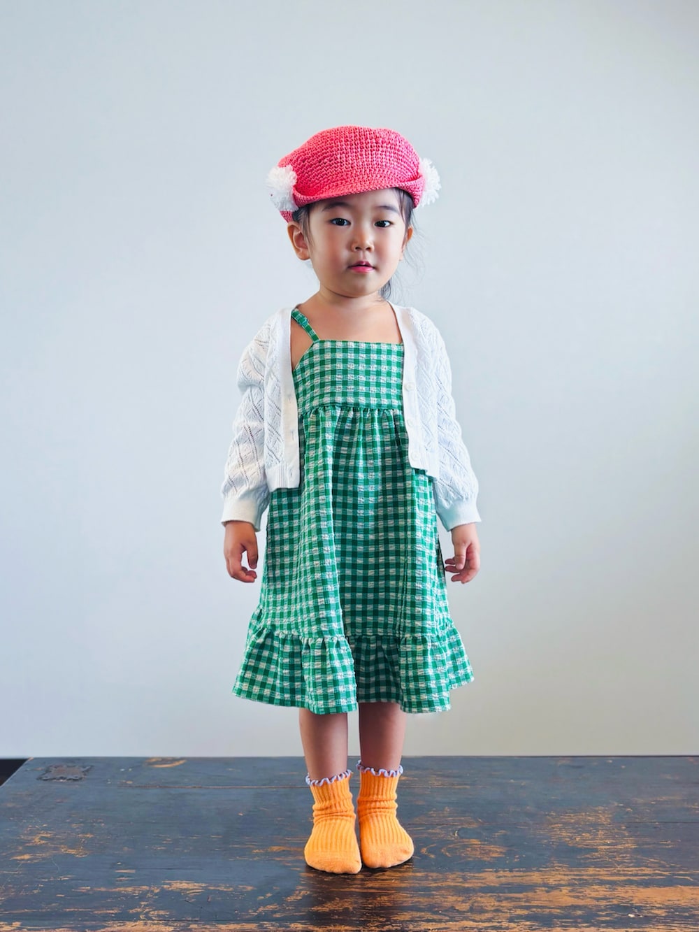 ホワイト系のカーディガン/ボレロ、グリーン系のスカート、その他のソックス/靴下を着用したキッズの秋コーディネートの2枚目の写真